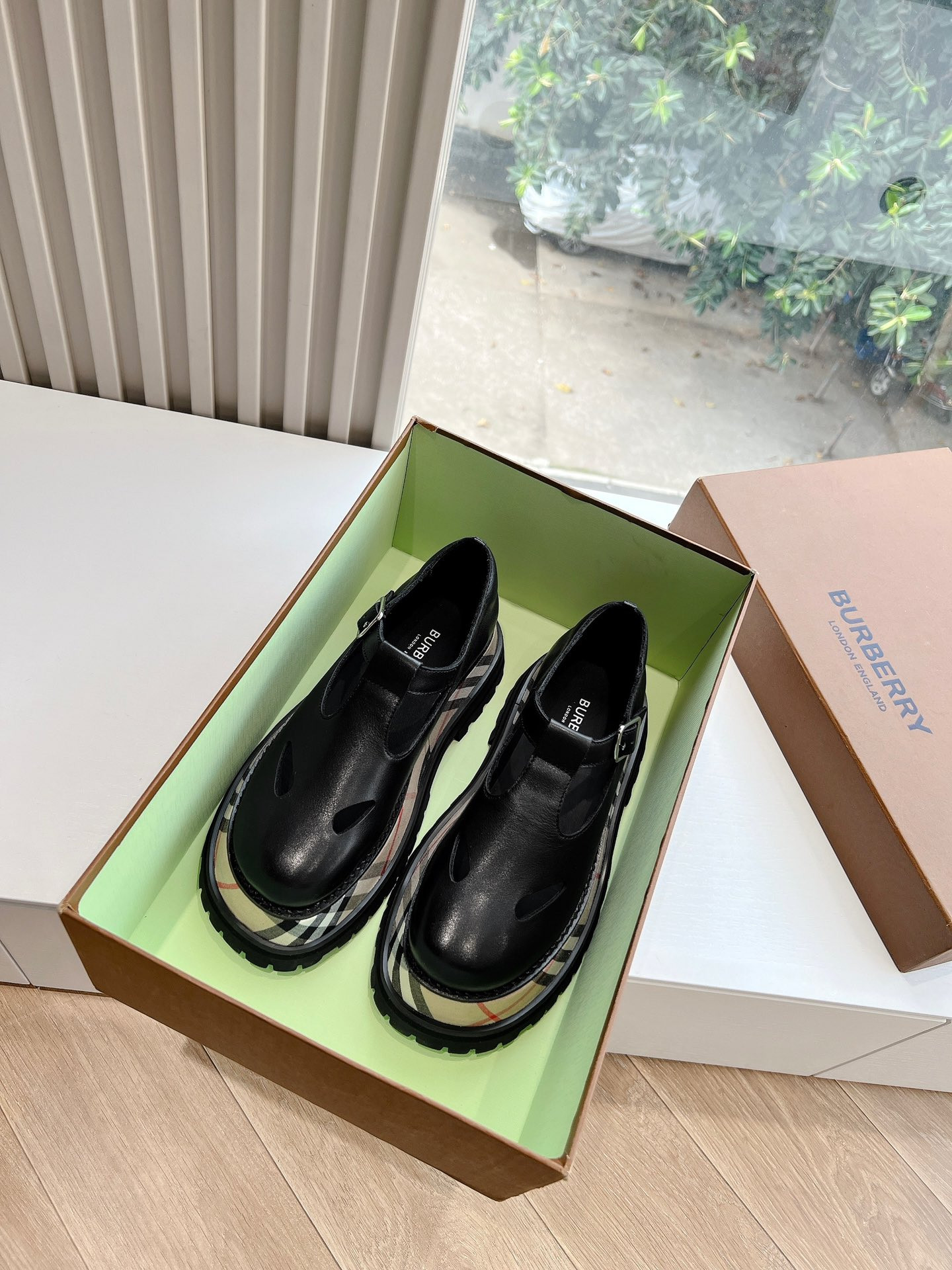 UA Bv*b*rry Check Leather Flats