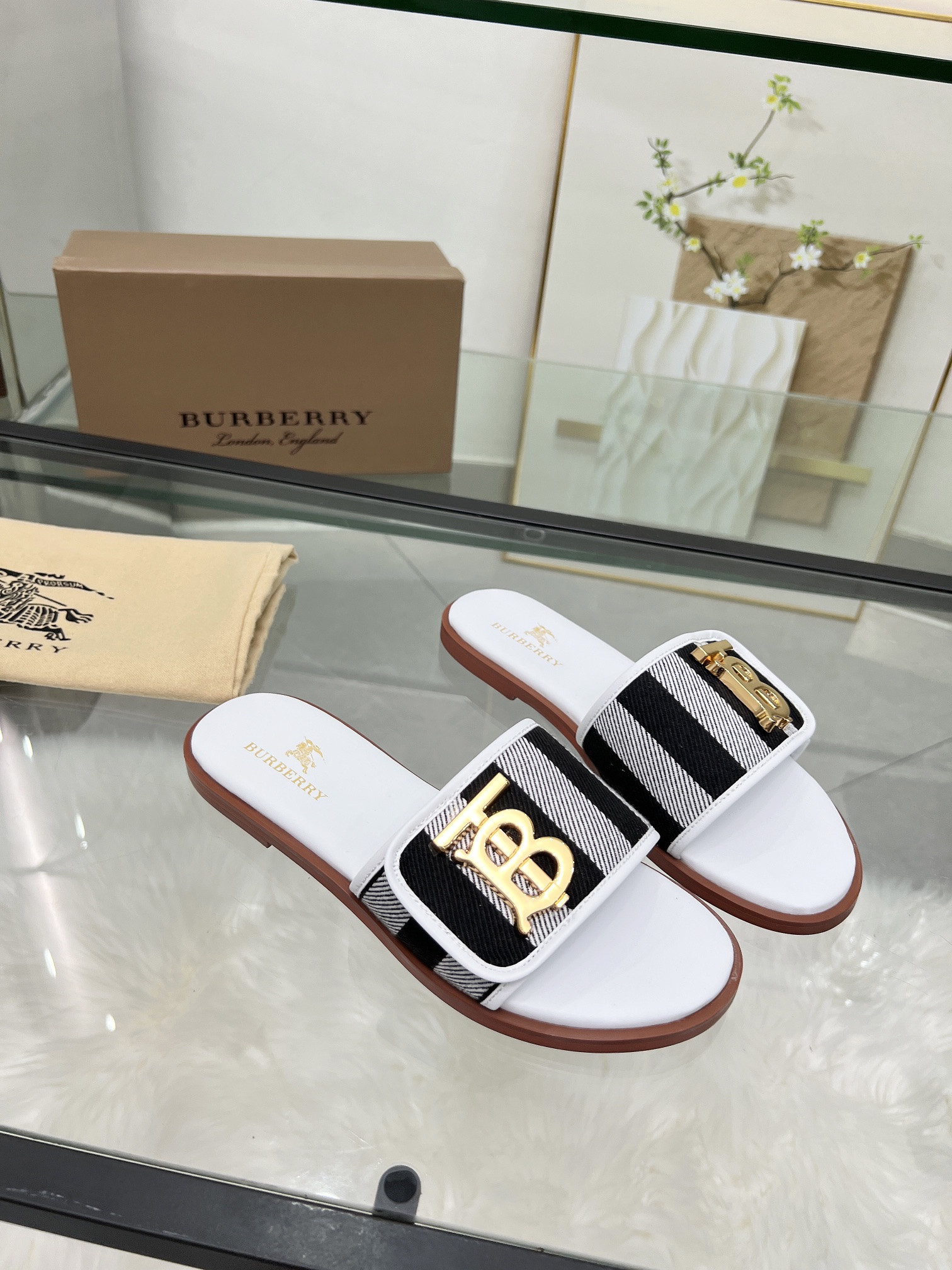 UA Bv*b*rry Slides