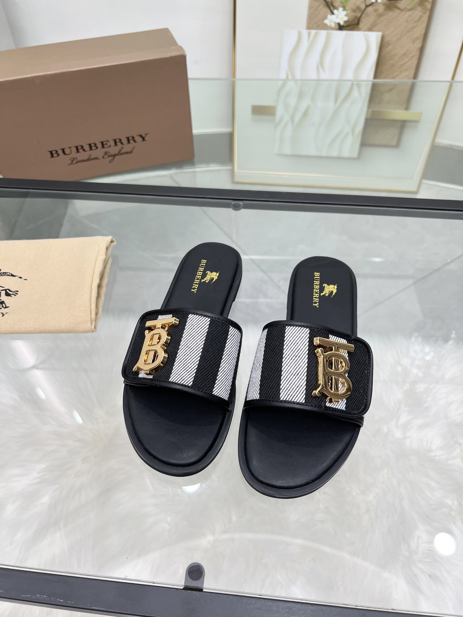 UA Bv*b*rry Slides