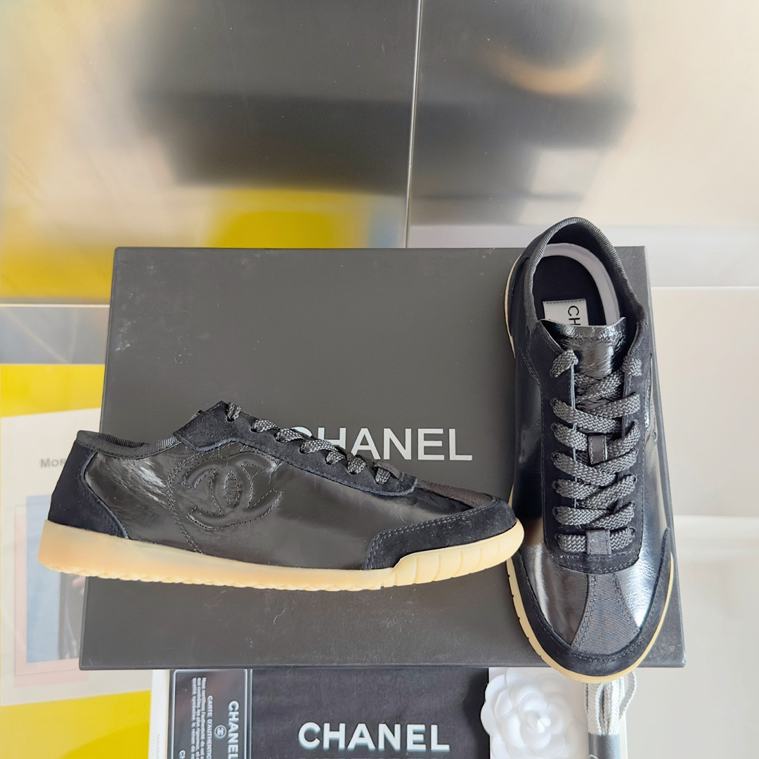 UA Ch**el SNEAKER