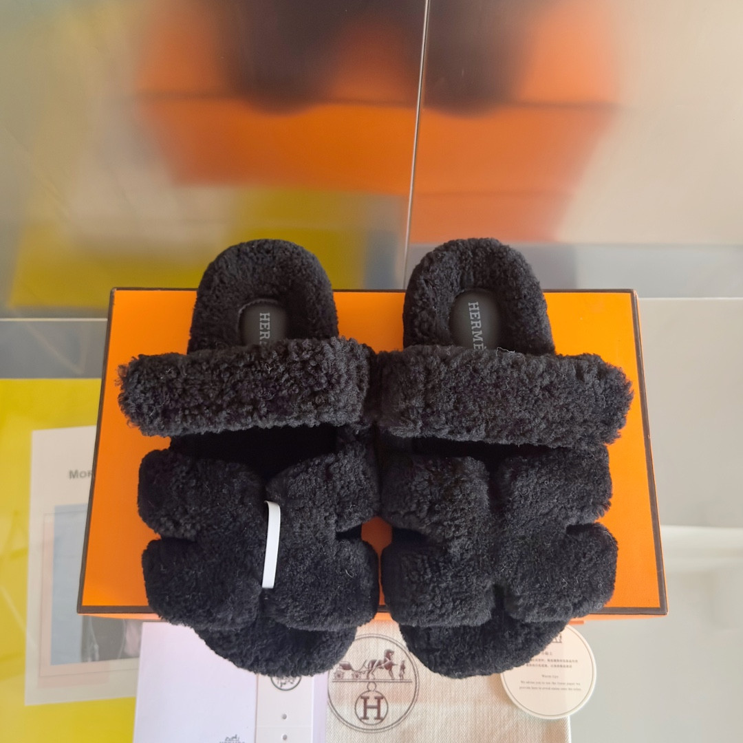 UA H**me5 Chypre sandal