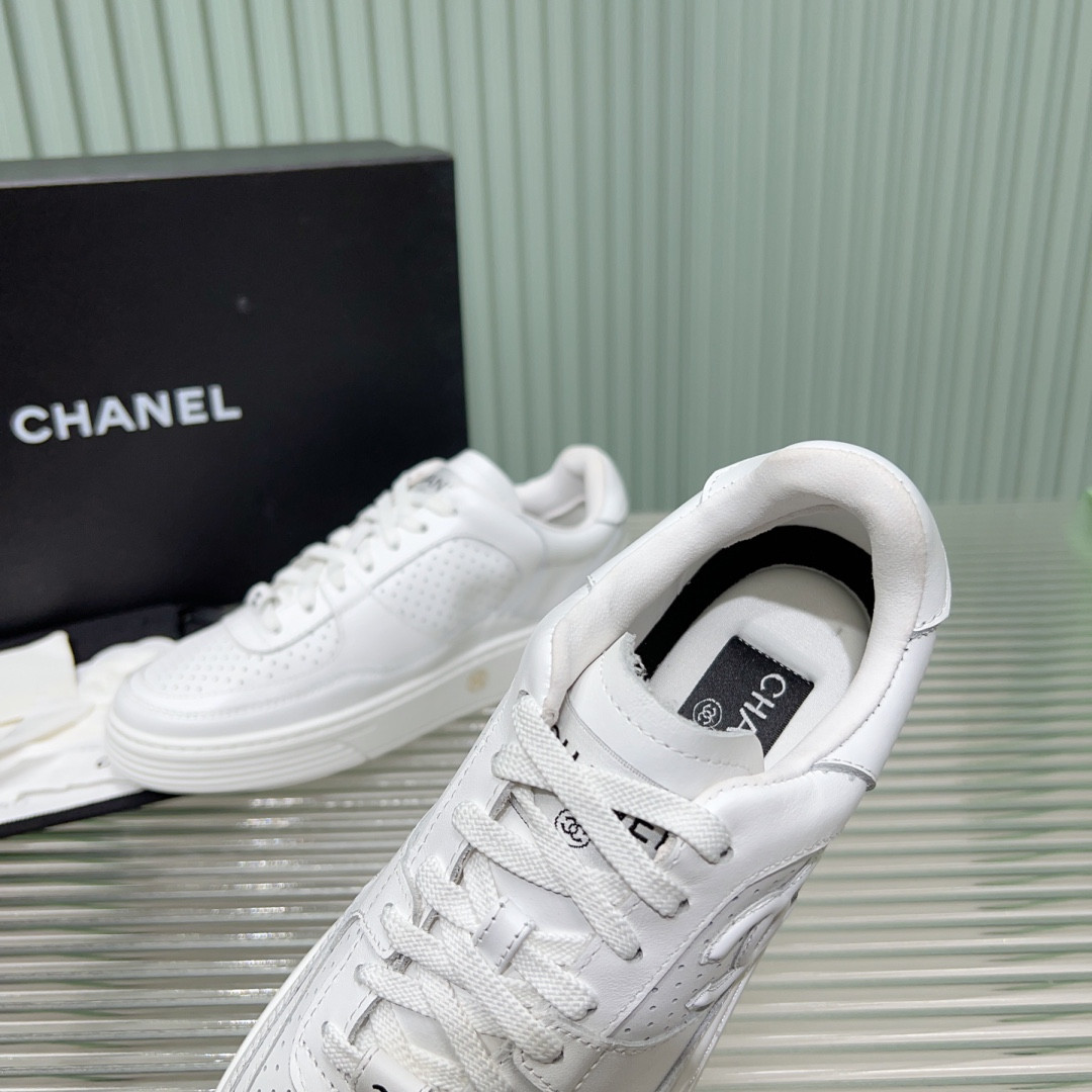UA Ch**el SNEAKER