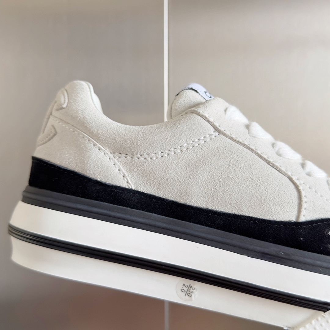 UA Ch**el SNEAKER