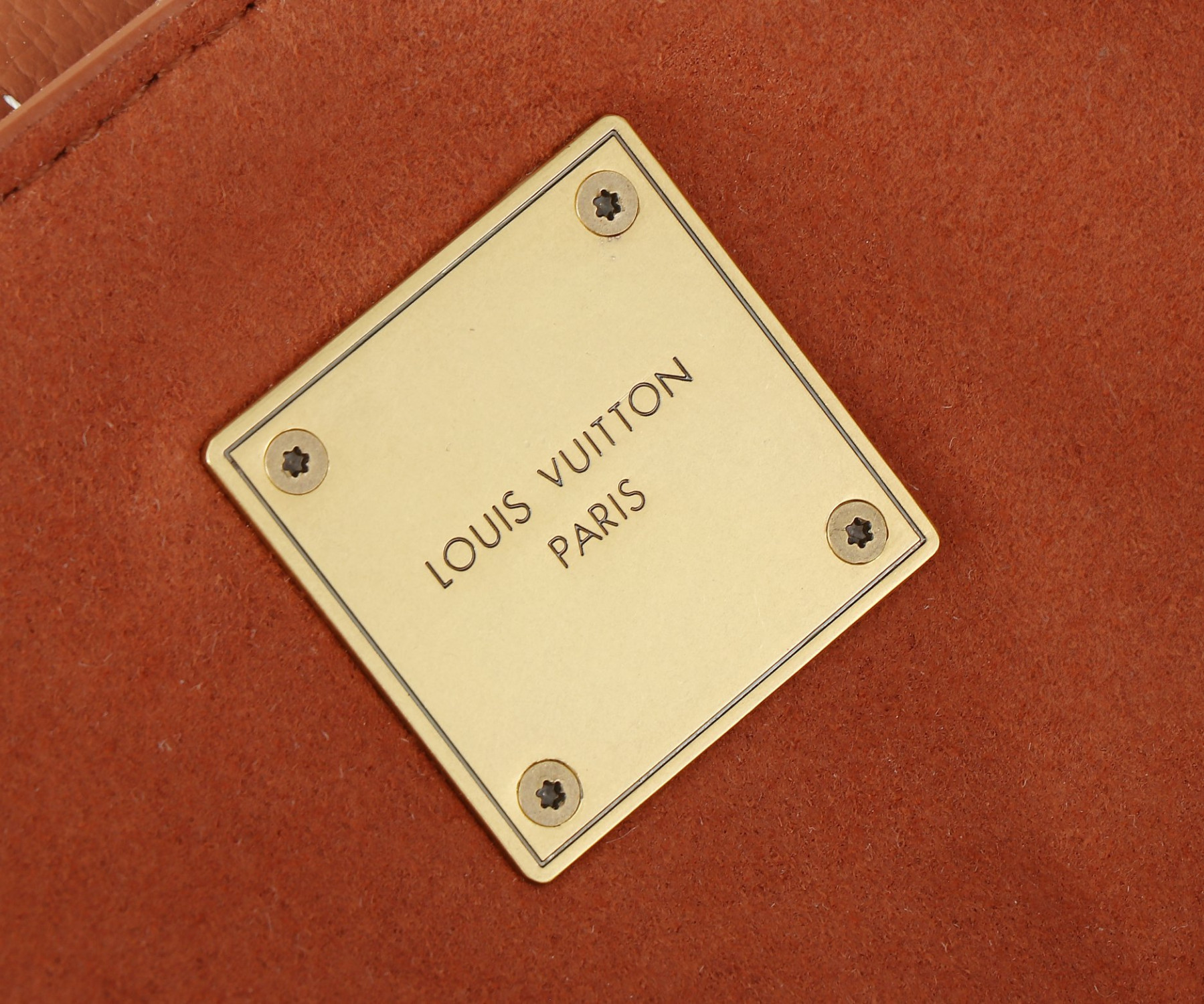 LV Low Key Cabas MM M25342 47x30x14cm