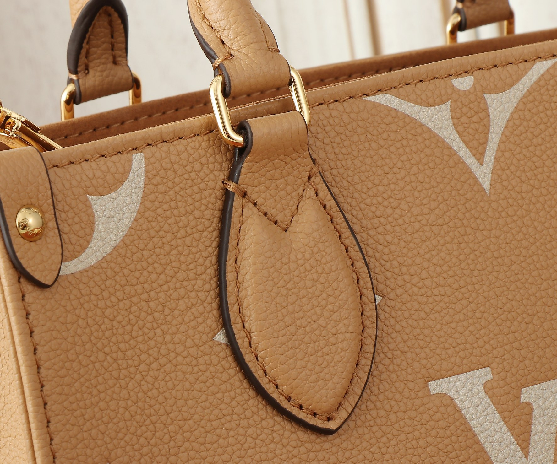 LV OnTheGo PM M12513  24.9 x 19.1 x 11.4 cm