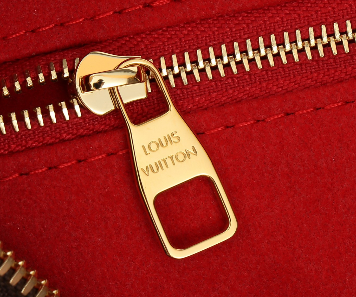 LV Slouchy PM M11952 22 x 9 x 33 cm