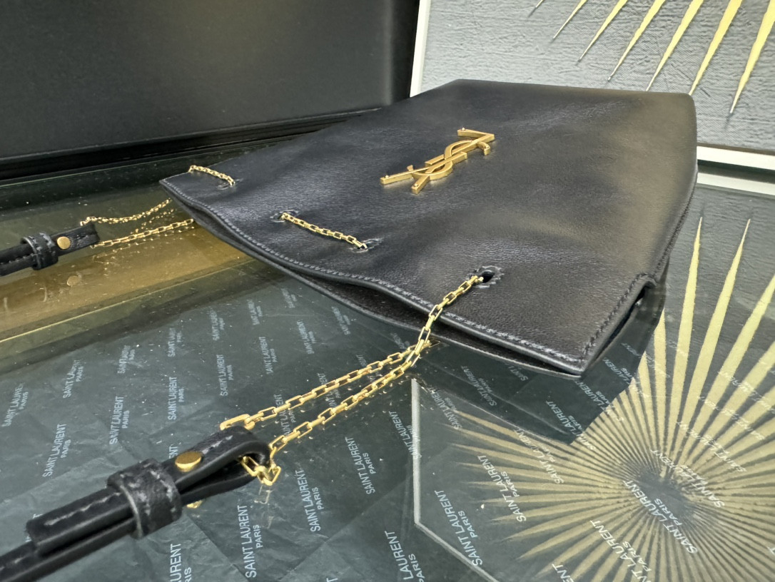 Y51 POCHON in lambskin 20x24x3cm