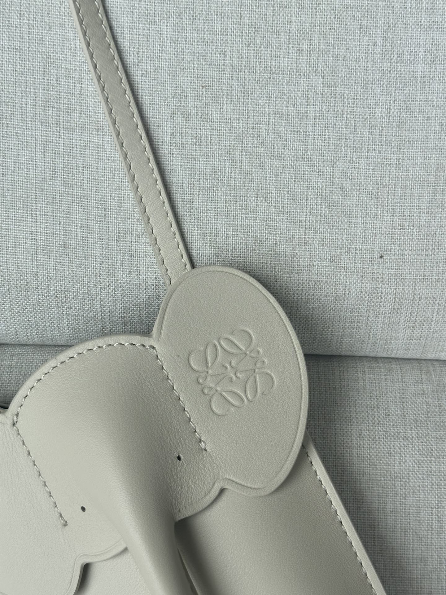 L0ew* Elephant Pocket in classic calfskin 18x8x4cm