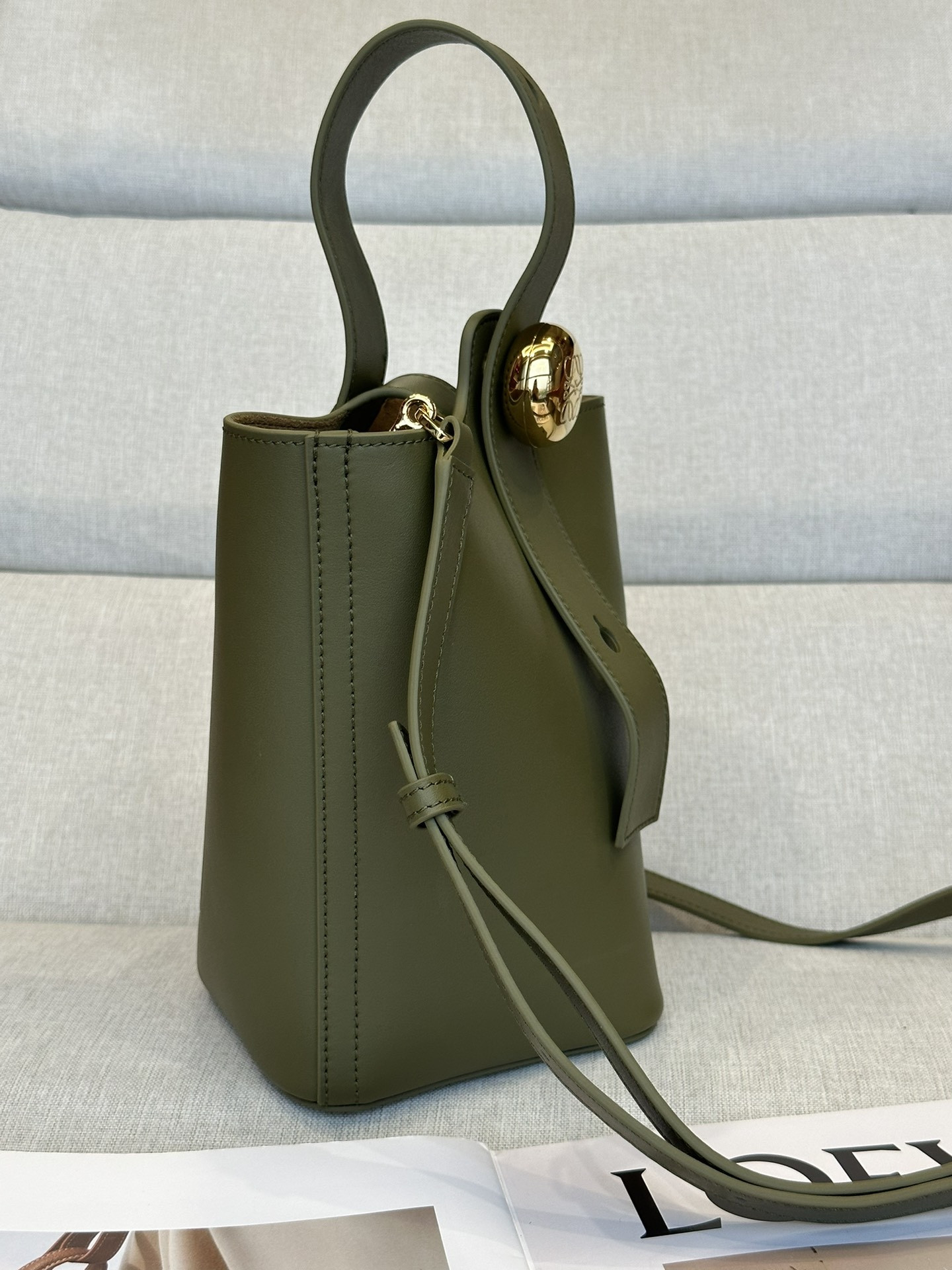 L0ew* Mini Pebble bucket in mellow calfskin 19.5x16x16cm