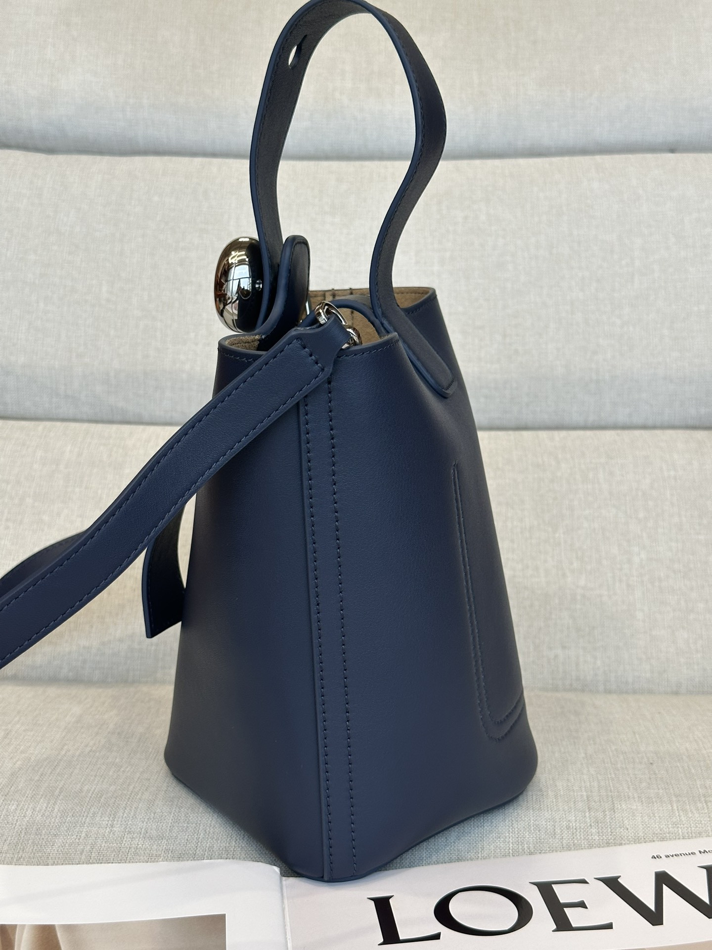 L0ew* Mini Pebble bucket in mellow calfskin 19.5x16x16cm