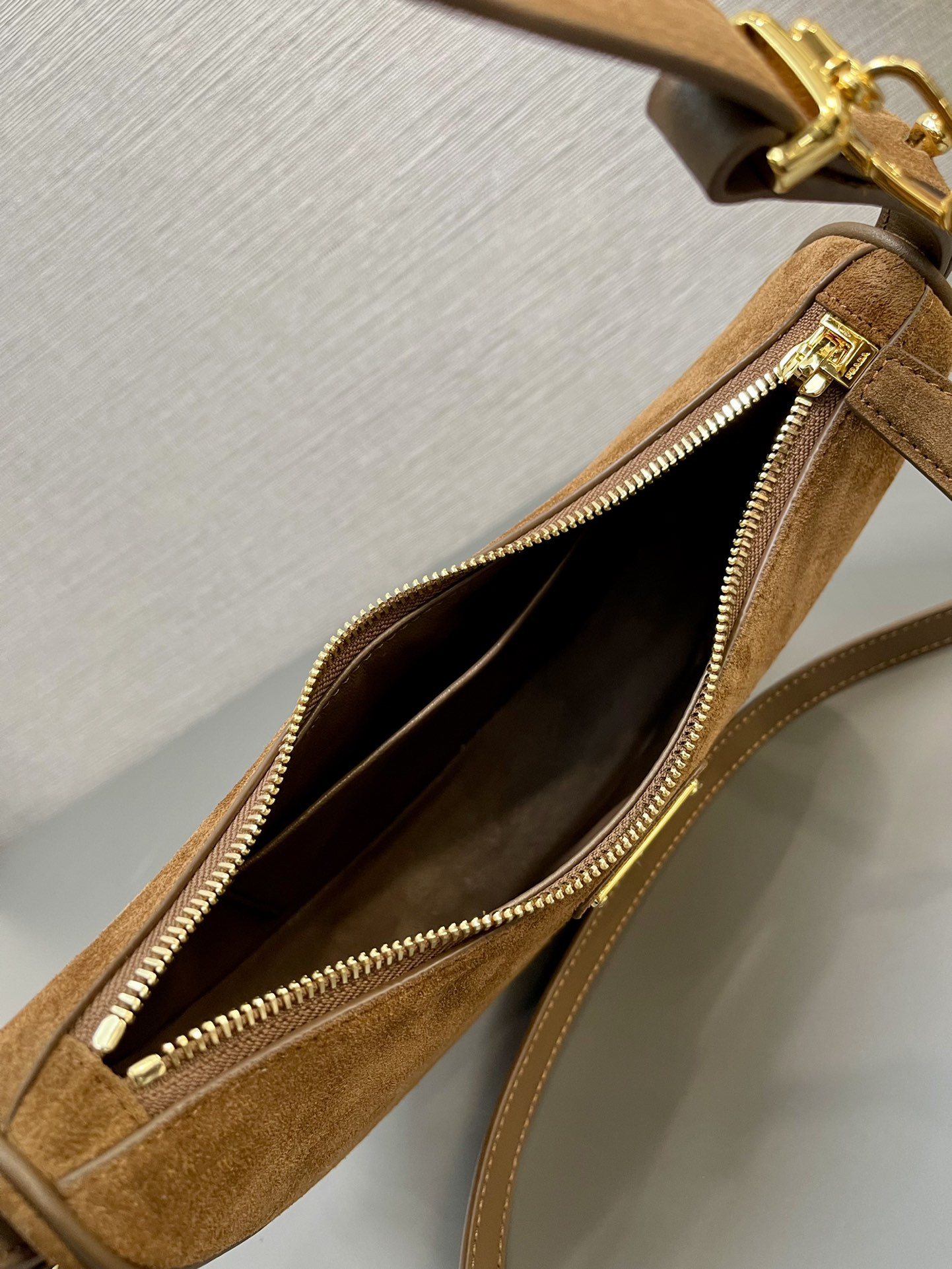 Pra*a Arqué suede shoulder bag 22.5x18.5x6.5cm