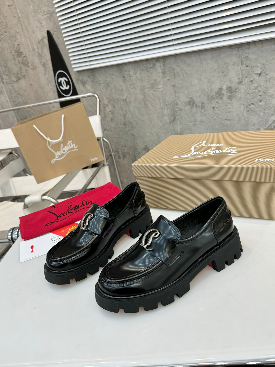 UA Chr1st1an Louboutin(CL) logo design,the latest runway version of the red-soled shoes