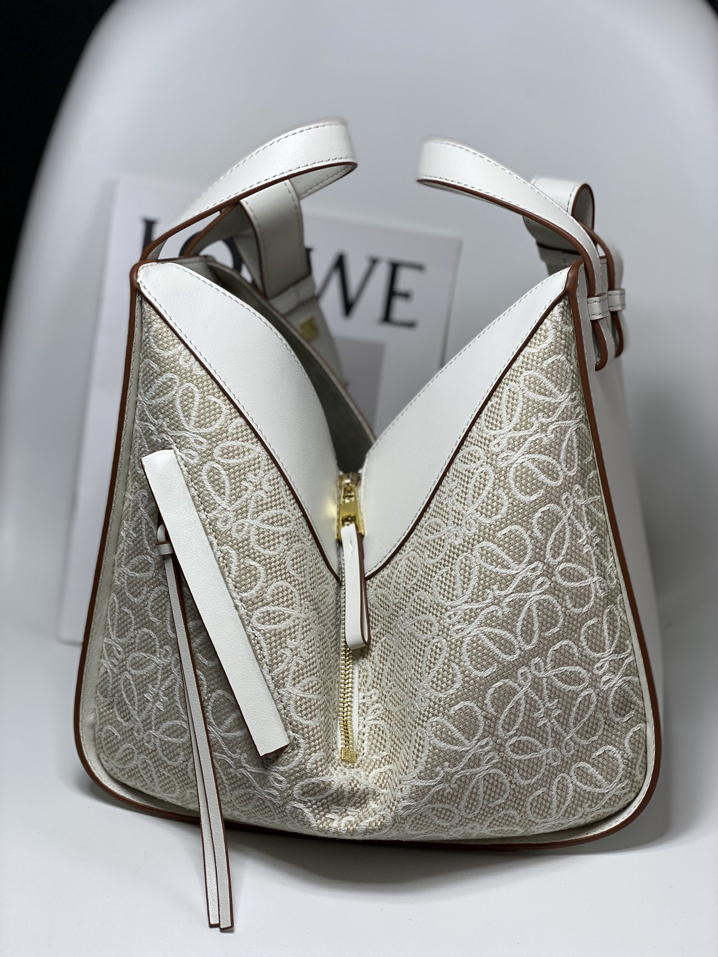L0ew* Small Hammock bag in soft grained calfskin 30x13.5x25cm
