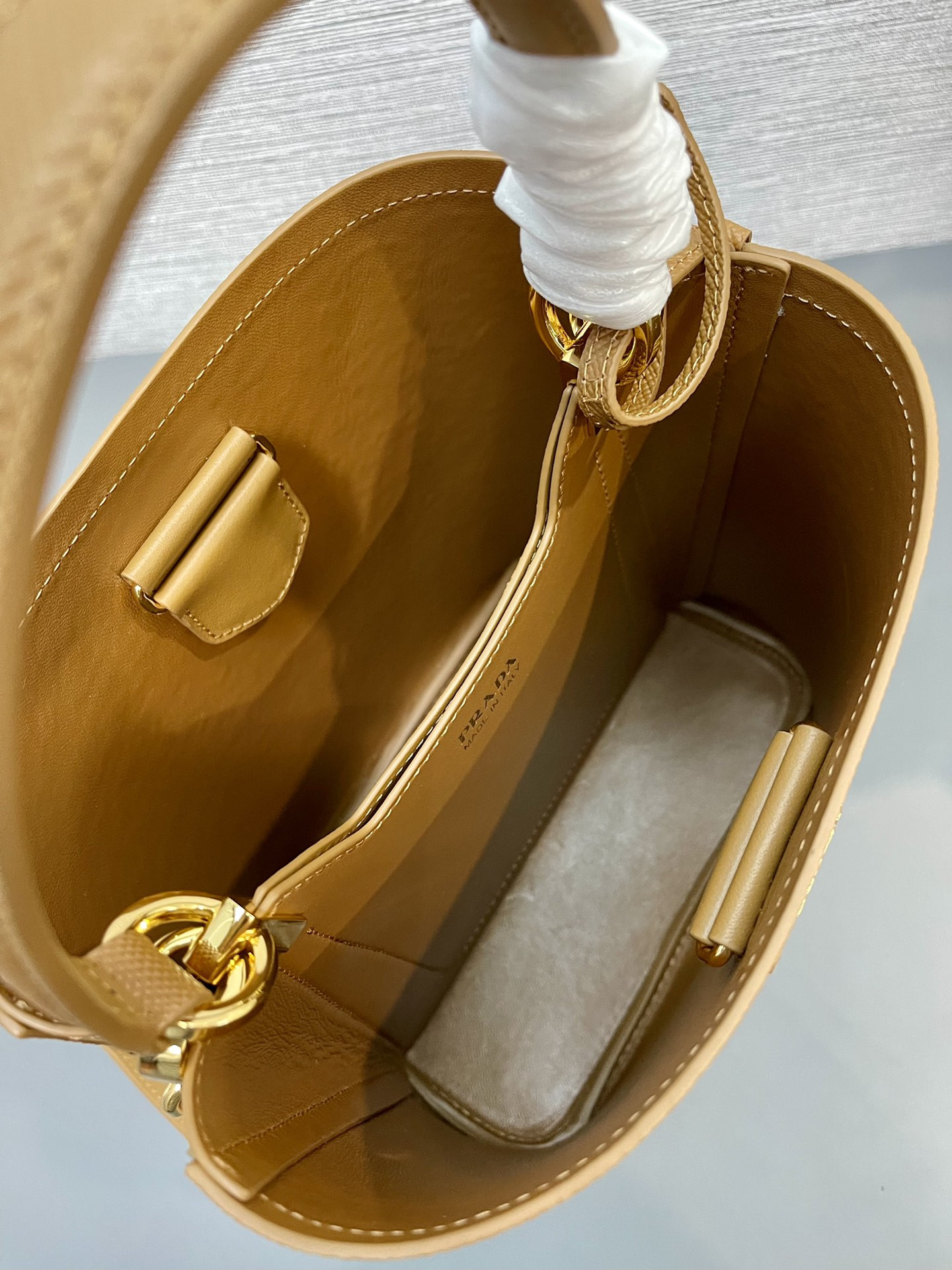 Pra*a Medium Saffiano Leather Pra*a Panier Bag 22.5x 21.5x13cm