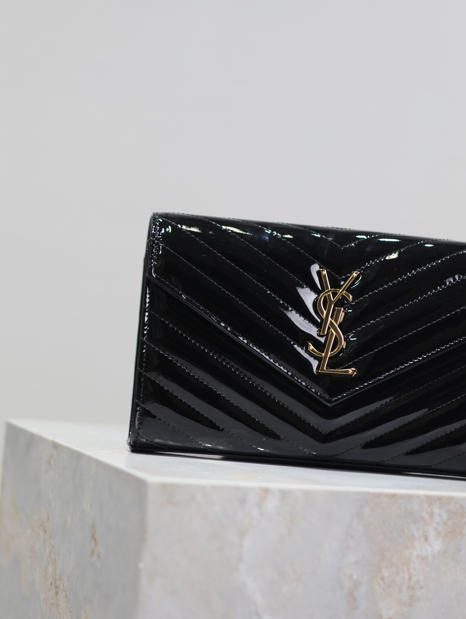 Y51 Cassandra Monogram Classic Chain Wallet in patent leather 22.5 x 14 x 4cm