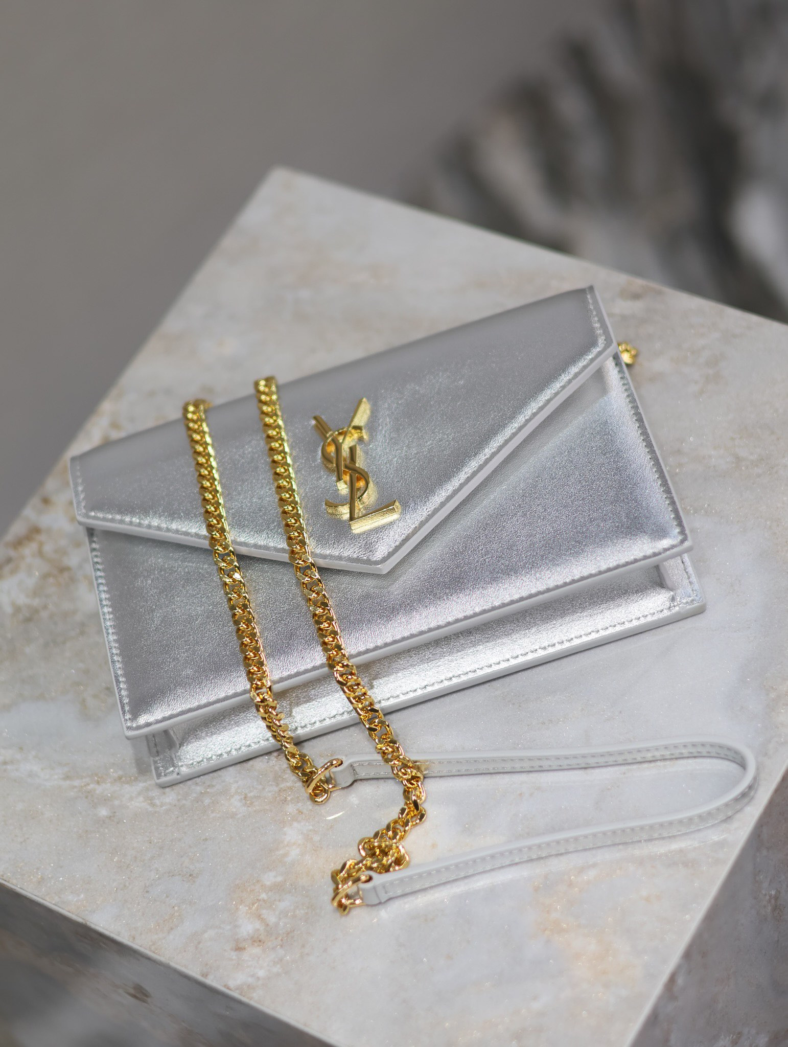 Y51 Cassandra WOC envelope chain wallet 19x12.5x3.5cm
