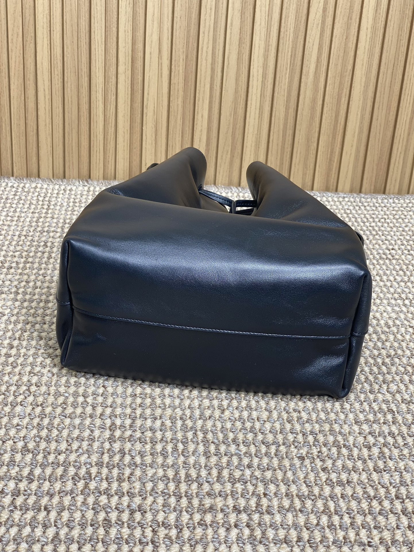 Y51 PARIS VII pochon in lambskin 24X30X12cm