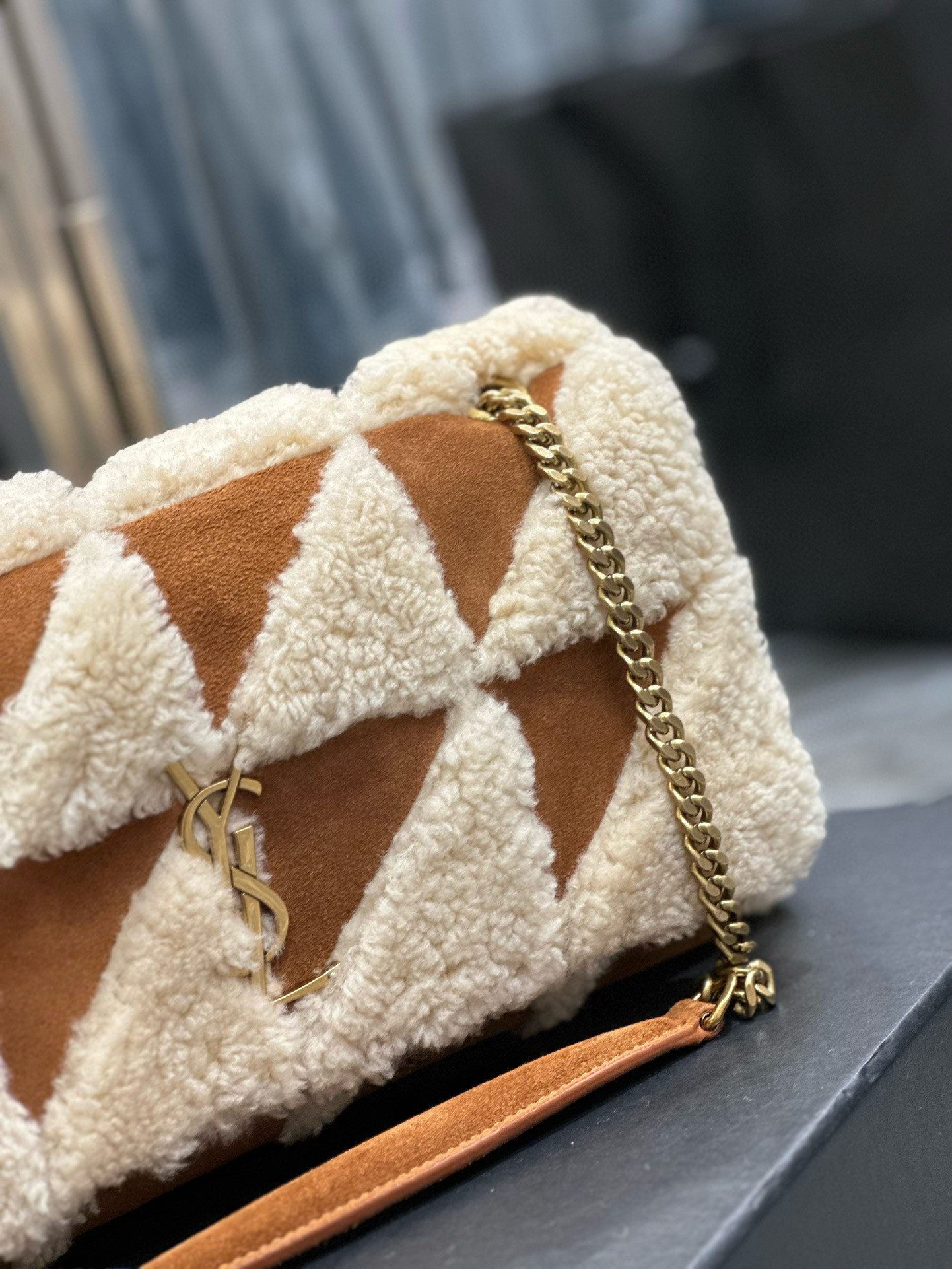 Y51 Jamie Medium in Suede and Shearling 25×15×7.5cm