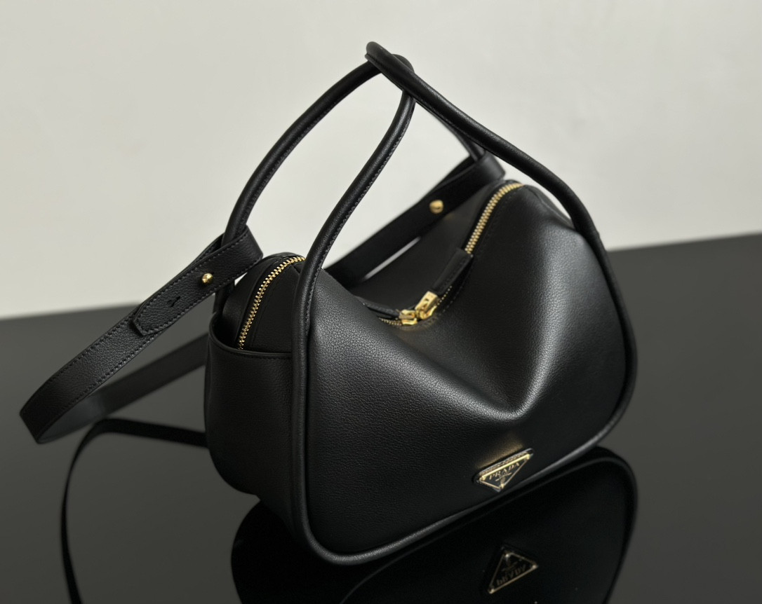 Pra*a Darling leather handbag 18x25x10.5cm
