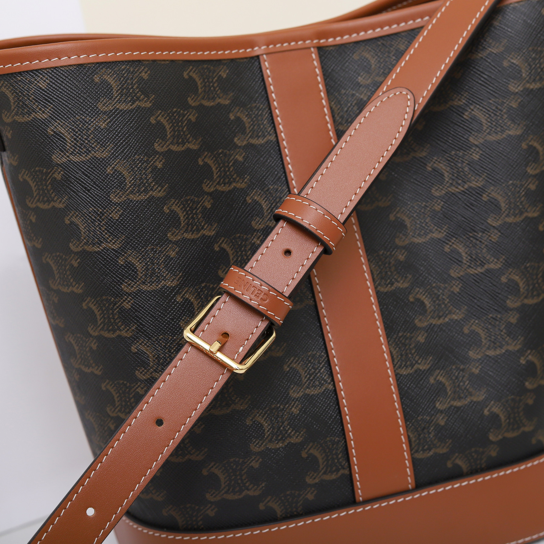 Ce1i*e SMALL BUCKET IN TRIOMPHE CANVAS AND CALFSKIN 191442 30x22x13cm