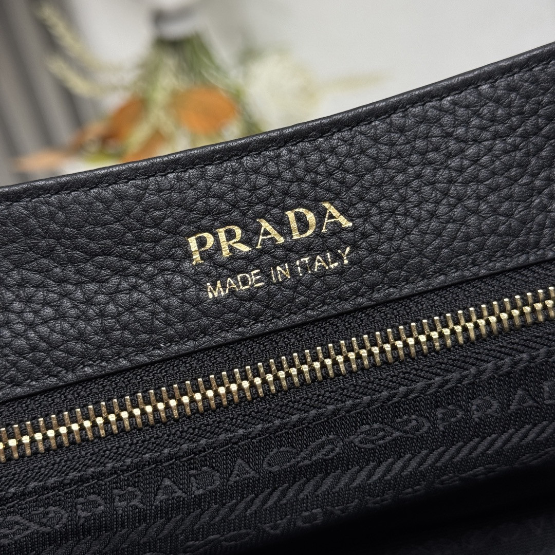 Pra*a Small leather shoulder bag 26x14x9.5cm