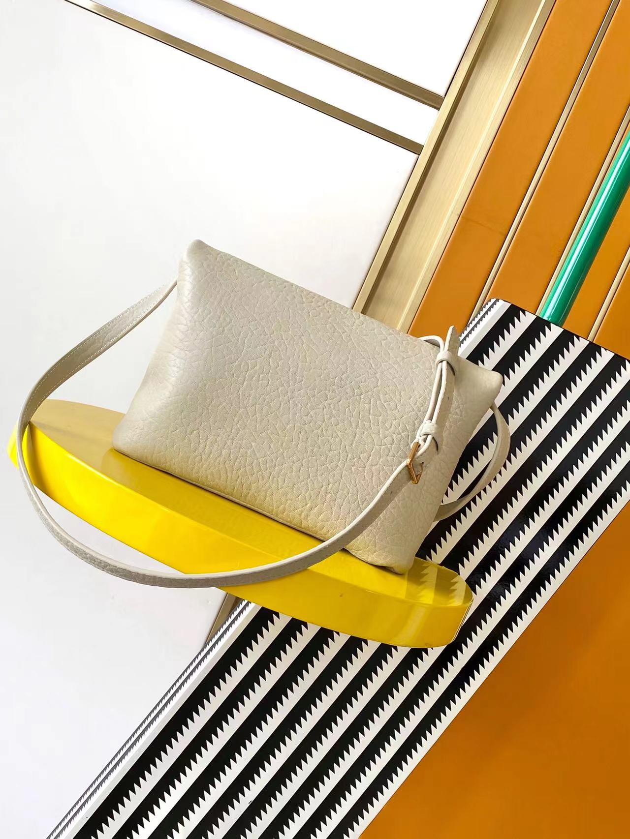 Y51 Cassandra envelope messenger in lambskin 23x16.5x6CM