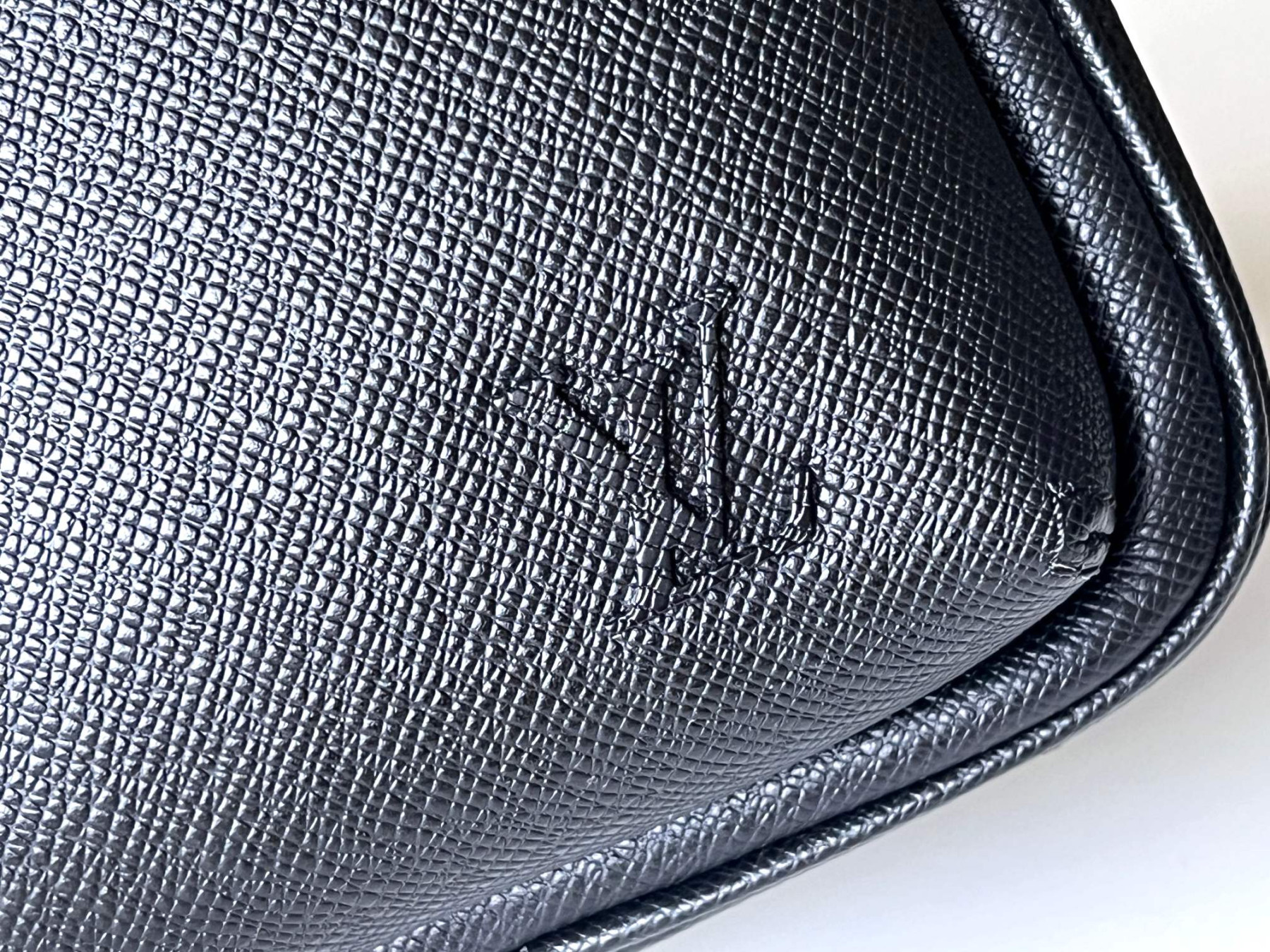 LV Avenue Sling Bag M30863 20 x 31 x 7 cm