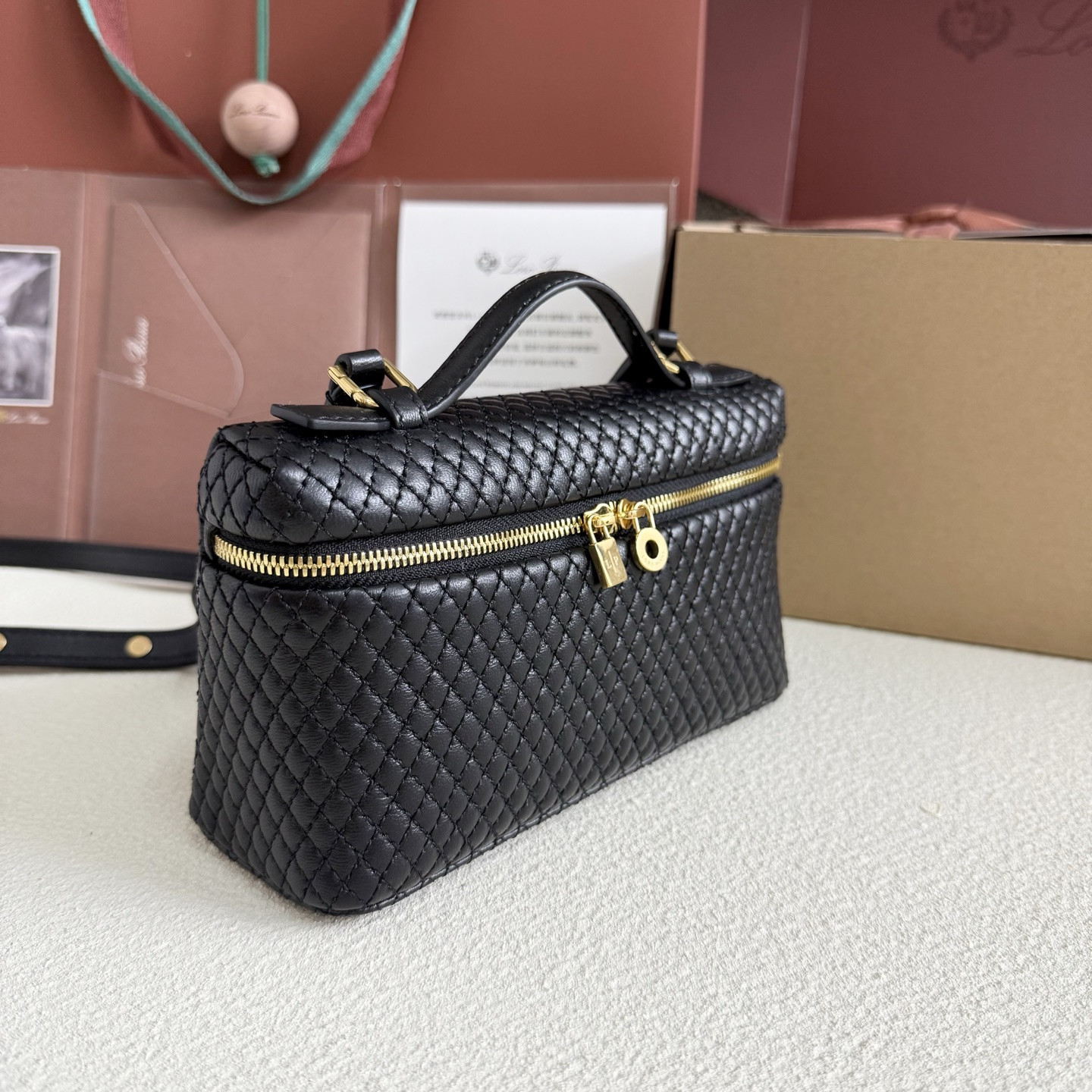 L0r0 P1ana Extra Pocket L19 Lambskin 19x11.5x7cm