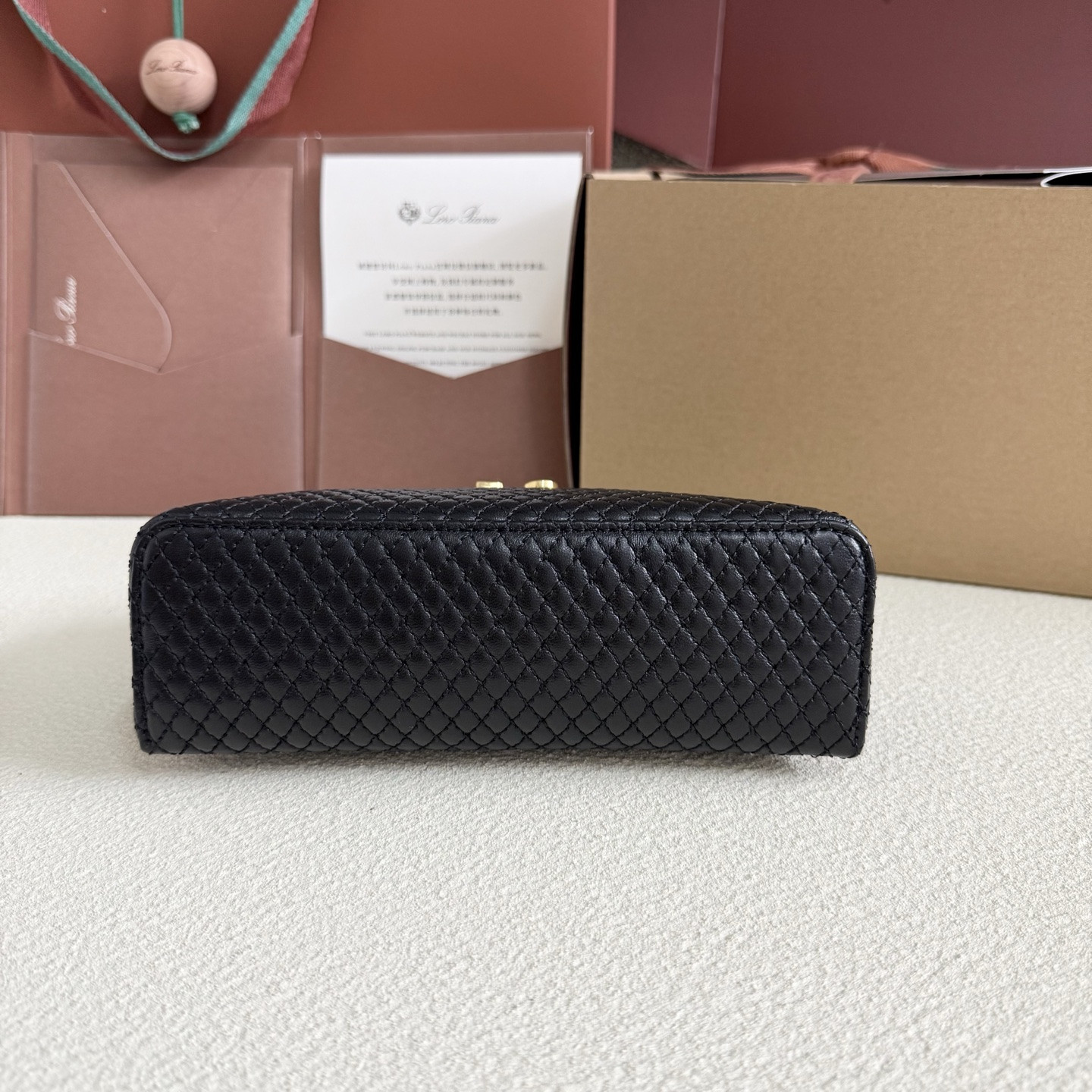 L0r0 P1ana Extra Pocket L19 Lambskin 19x11.5x7cm