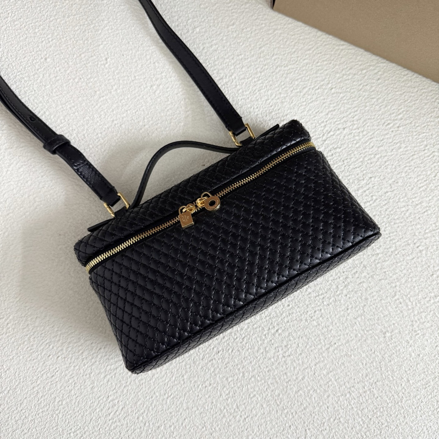 L0r0 P1ana Extra Pocket L19 Lambskin 19x11.5x7cm