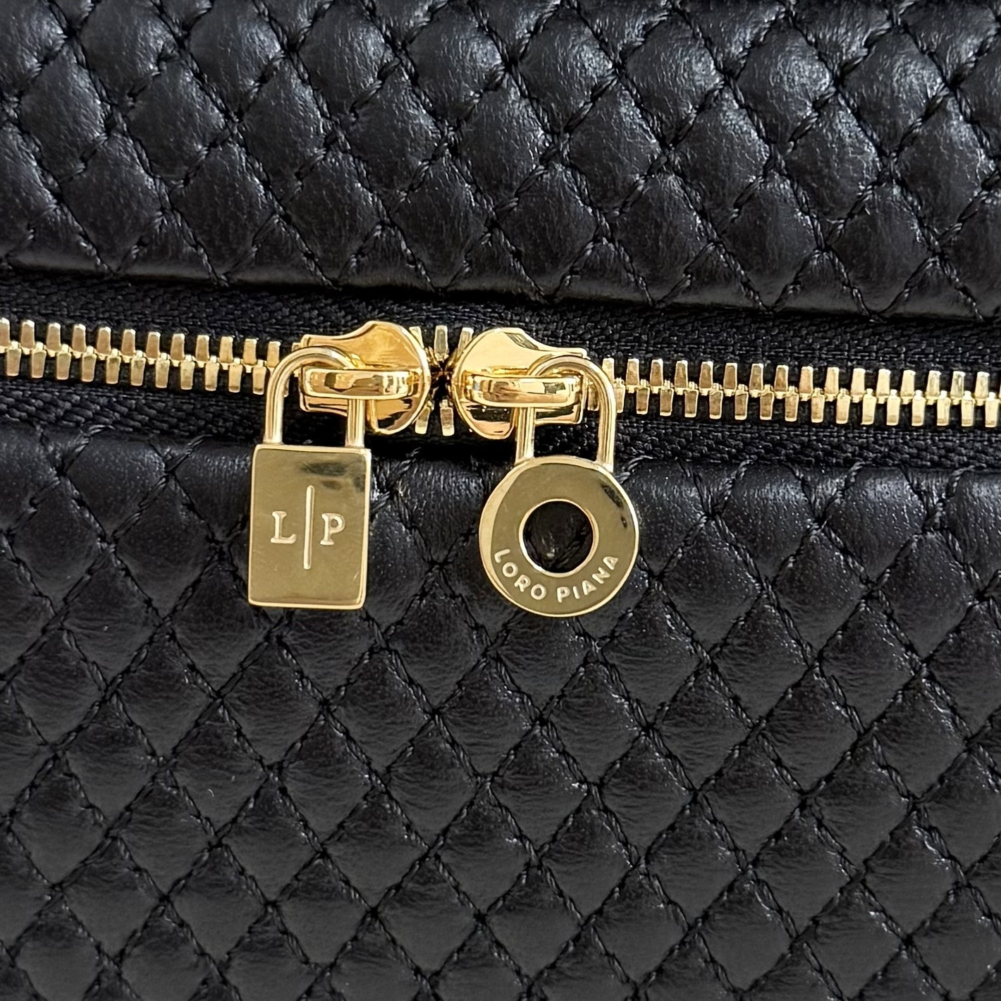 L0r0 P1ana Extra Pocket L19 Lambskin 19x11.5x7cm