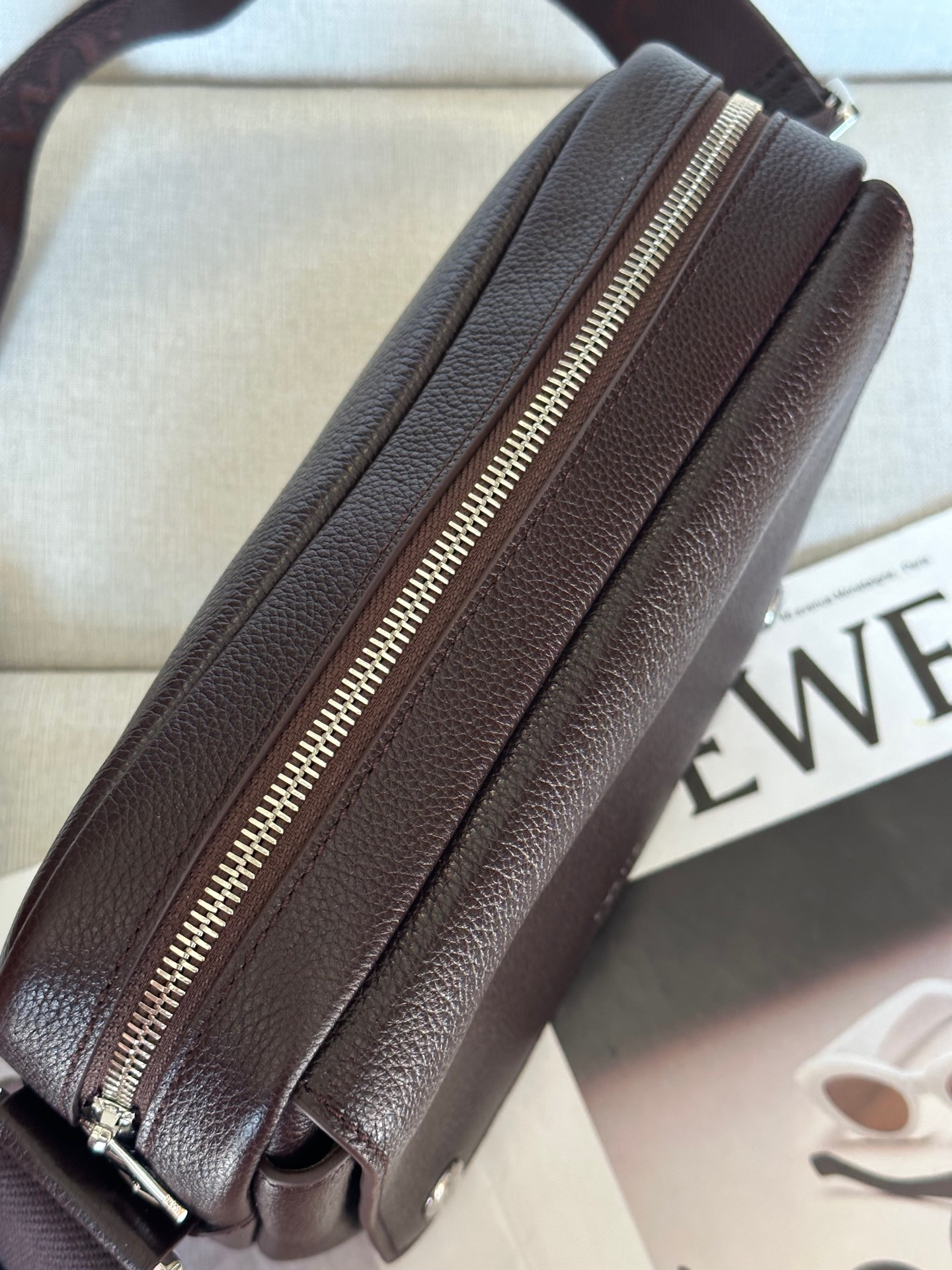 L0ew* Medium Pebble messenger bag in S*pple grained calfskin 18x23x9cm