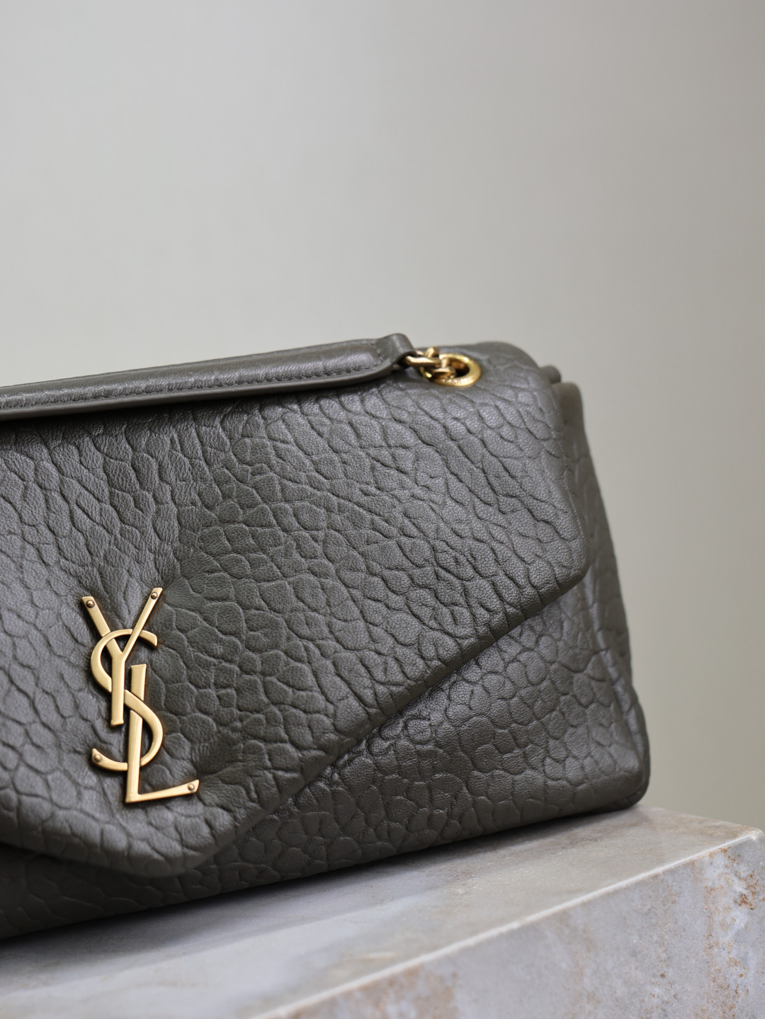 Y51 CALYPSO medium in grained lambskin 800916 30x15x7.5cm