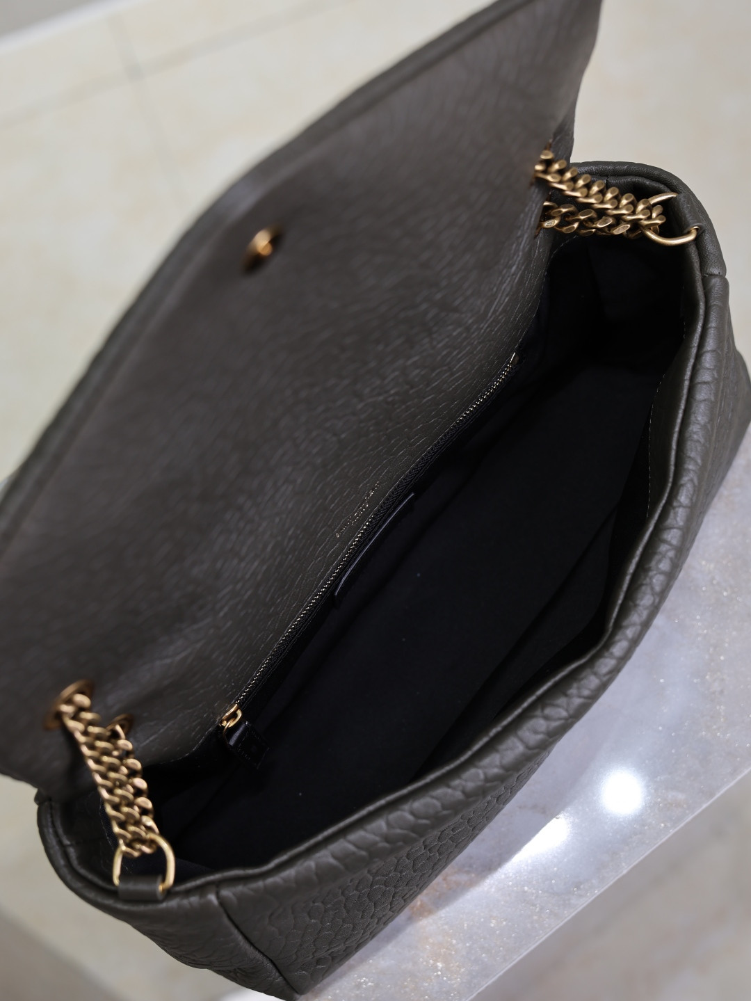 Y51 CALYPSO medium in grained lambskin 800916 30x15x7.5cm