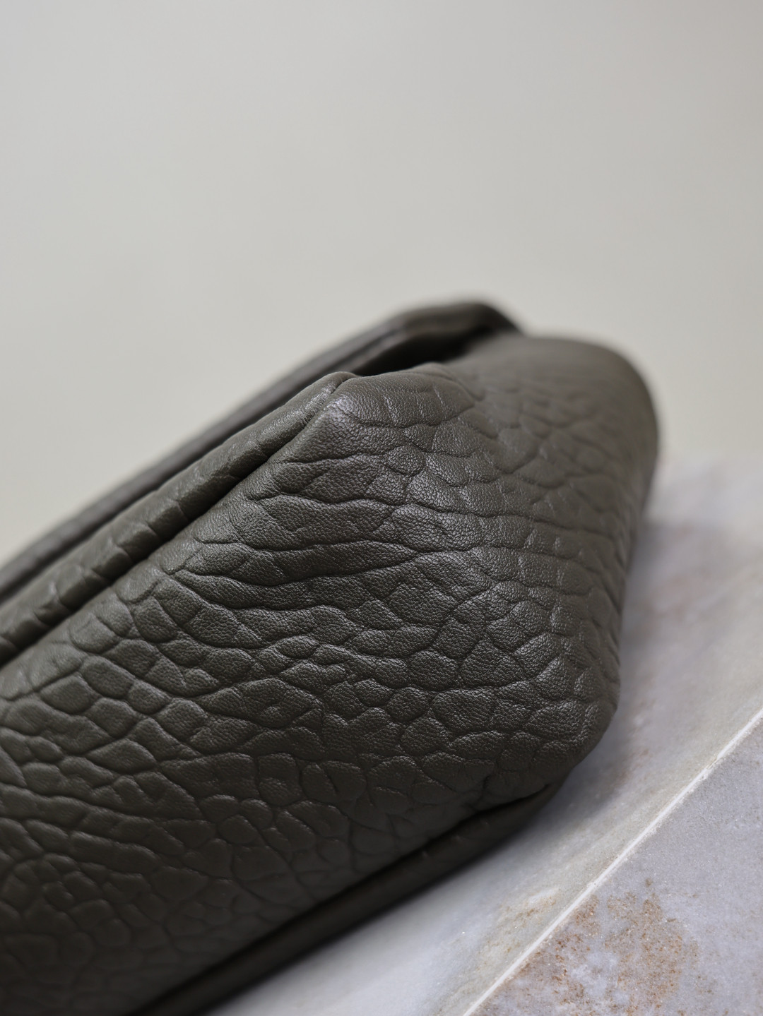 Y51 CALYPSO medium in grained lambskin 800916 30x15x7.5cm