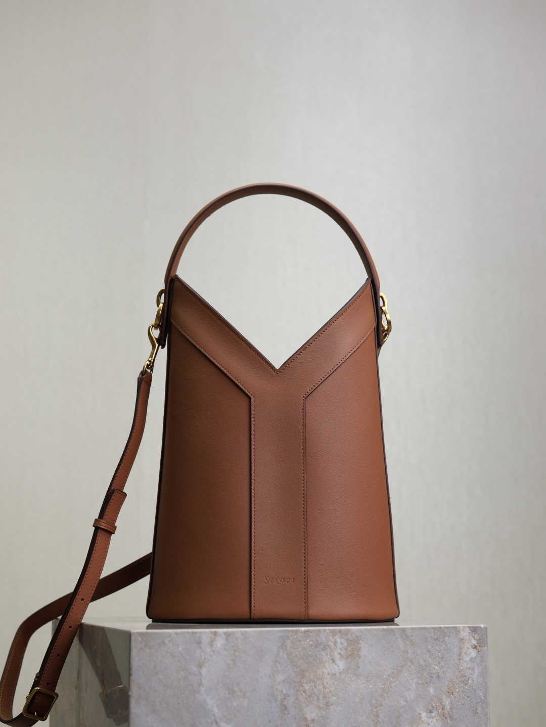 Y51 Y top-handle bucket in leather 25x22-34x3-15cm
