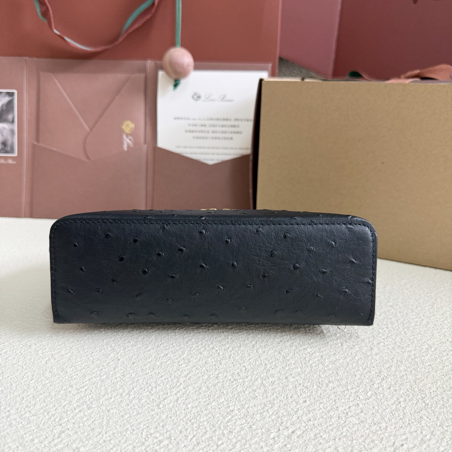 L0r0 P1ana Extra Pocket L19 Ostrich-grained Leather 11 x 19 x 6.5 cm