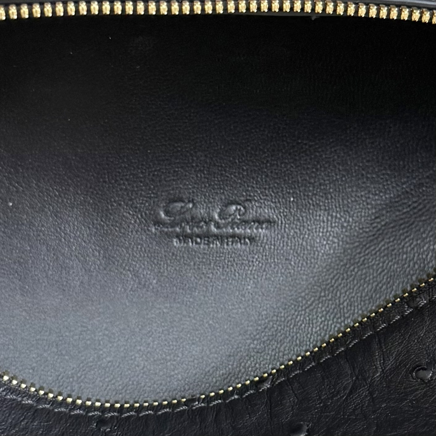 L0r0 P1ana Extra Pocket L19 Ostrich-grained Leather 11 x 19 x 6.5 cm