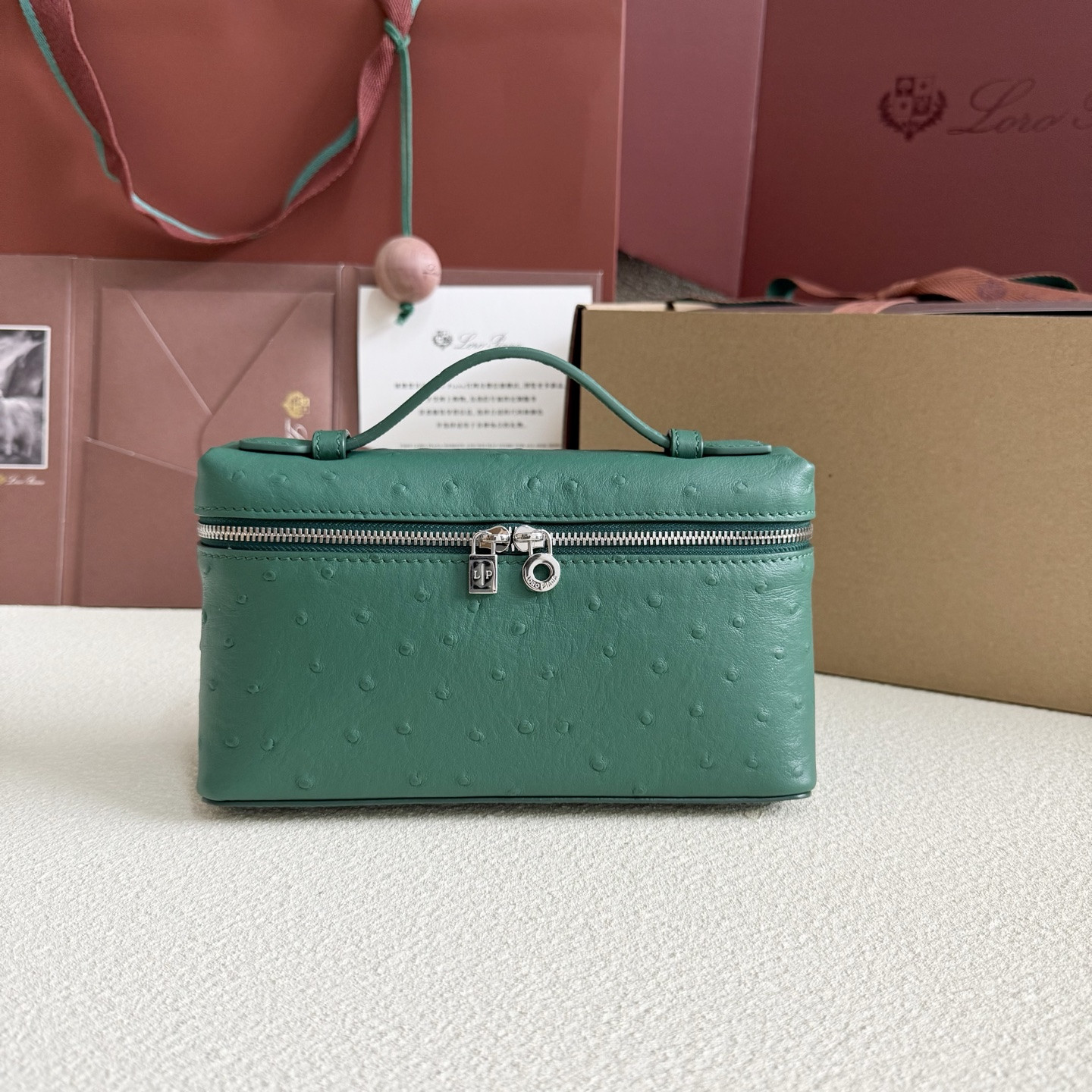 L0r0 P1ana Extra Pocket L19 Ostrich-grained Leather 11 x 19 x 6.5 cm