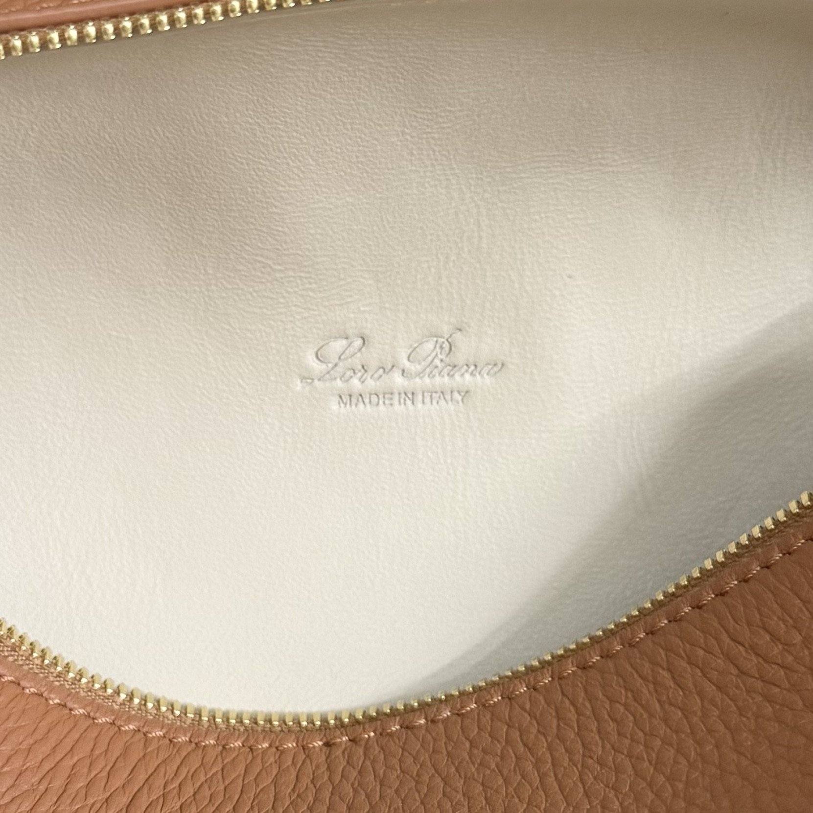 L0r0 P1ana Extra Pocket L19 Grained Calfskin 11 x 19 x 6.5 cm