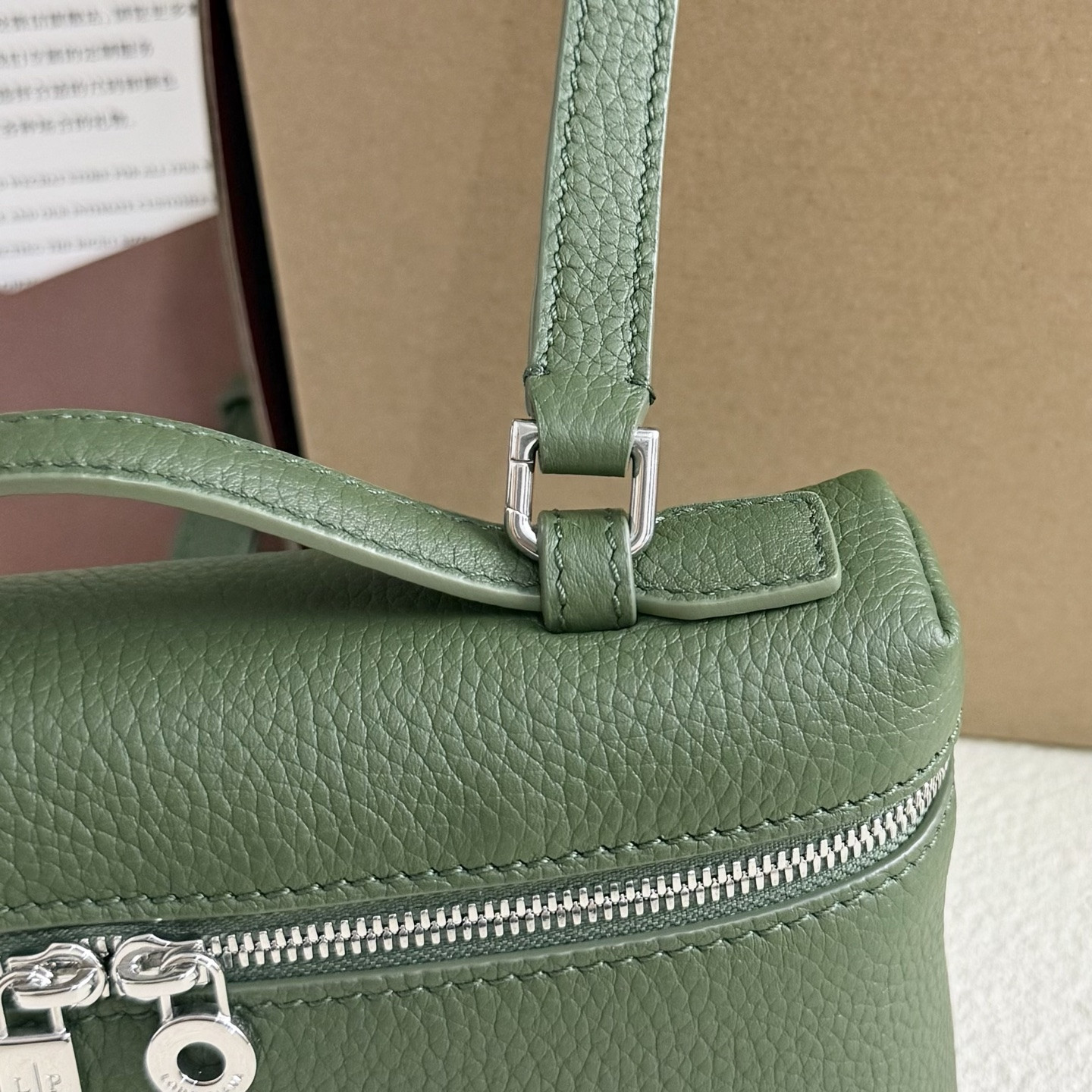 L0r0 P1ana Extra Pocket L19 Grained Calfskin 11 x 19 x 6.5 cm