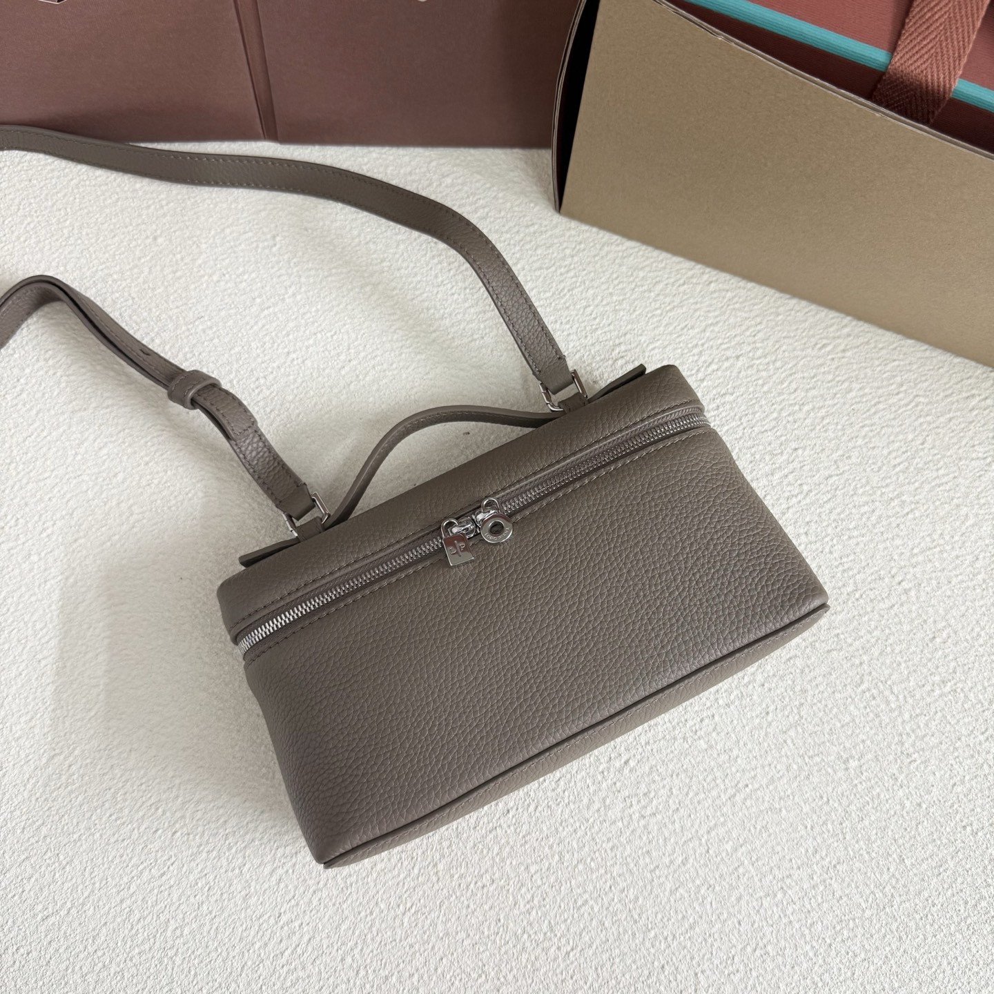 L0r0 P1ana Extra Pocket L19 Grained Calfskin 11 x 19 x 6.5 cm