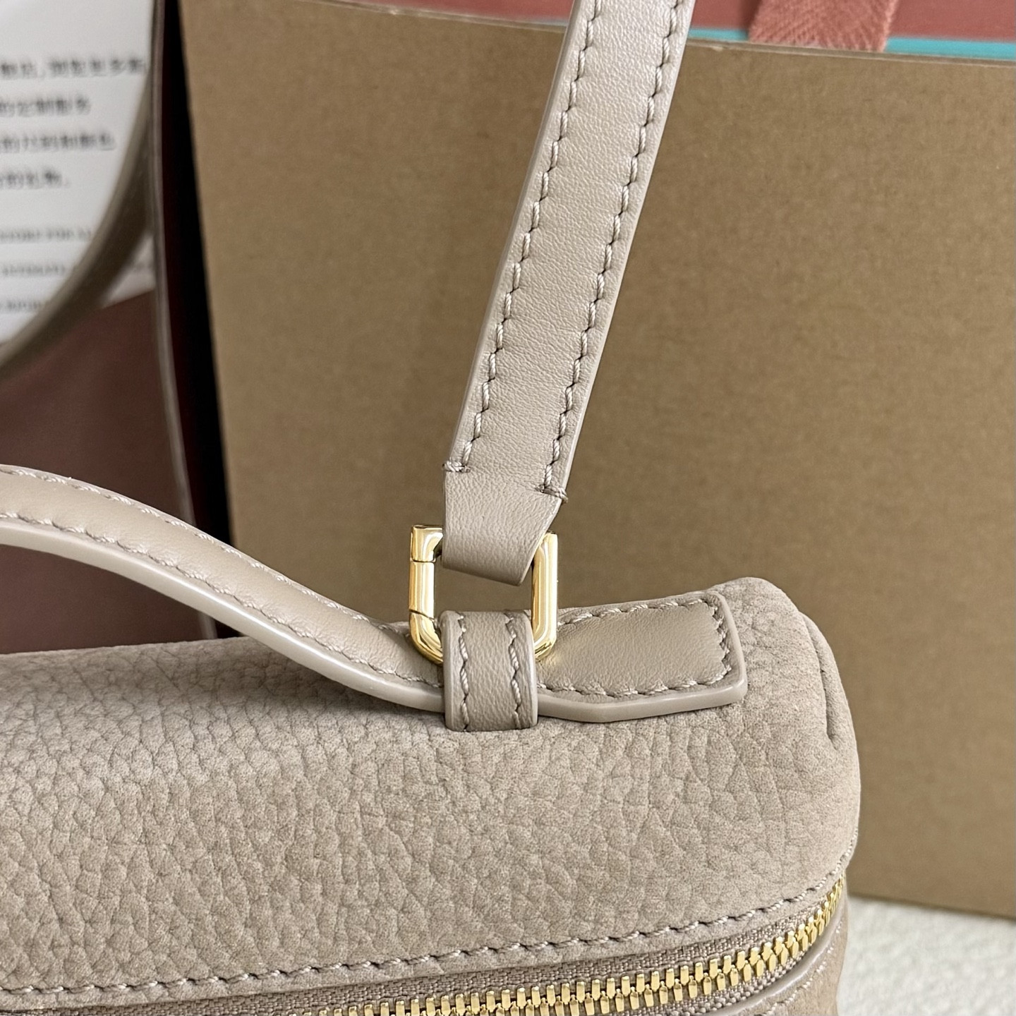 L0r0 P1ana Extra Pocket L19 Grained Calfskin 11 x 19 x 6.5 cm