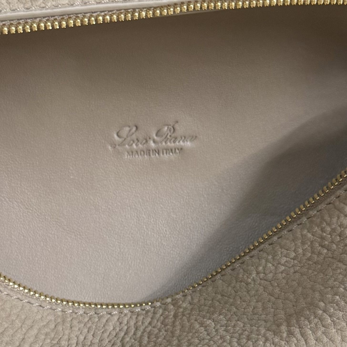 L0r0 P1ana Extra Pocket L19 Grained Calfskin 11 x 19 x 6.5 cm