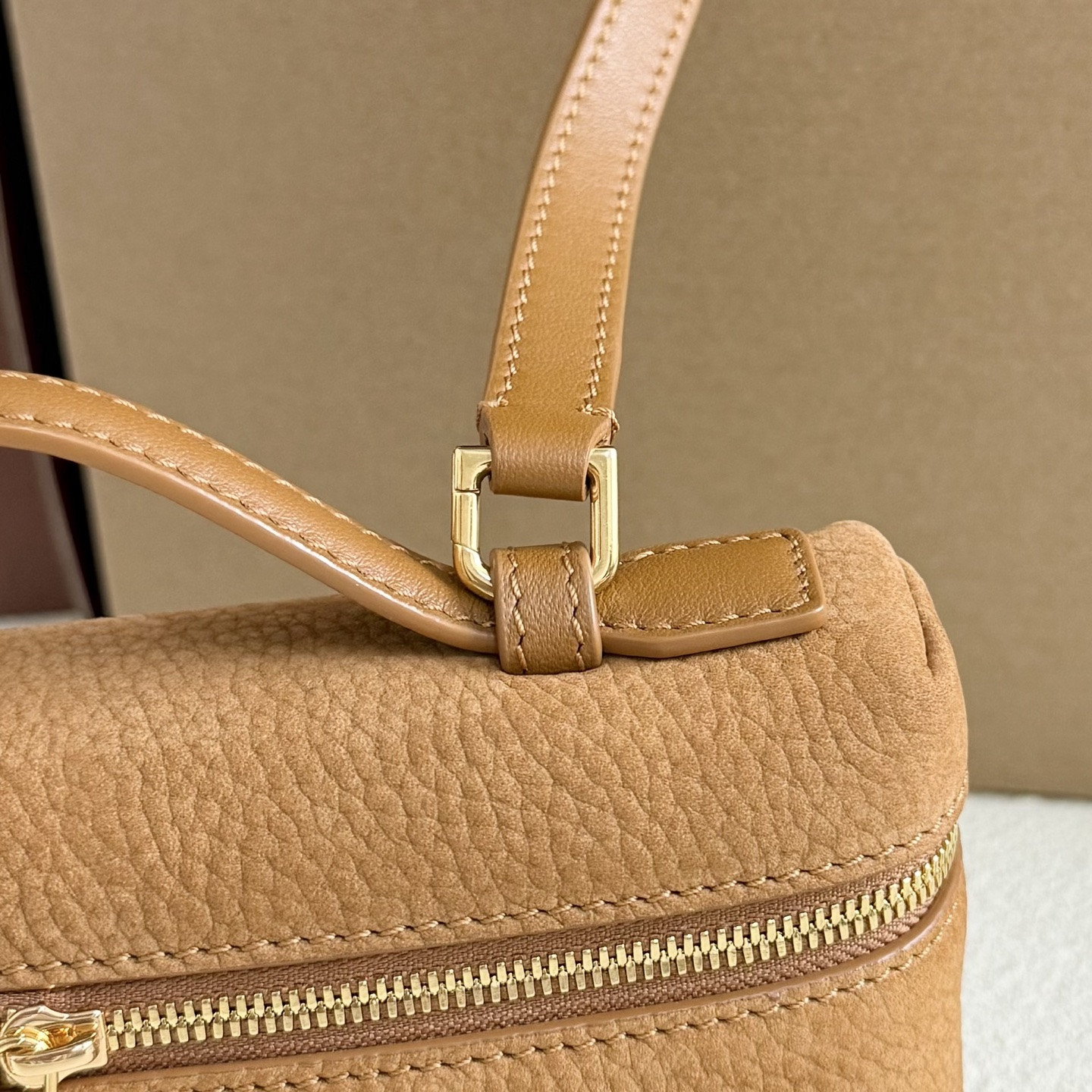 L0r0 P1ana Extra Pocket L19 Grained Calfskin 11 x 19 x 6.5 cm