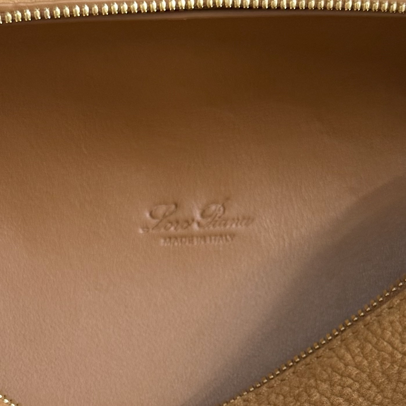 L0r0 P1ana Extra Pocket L19 Grained Calfskin 11 x 19 x 6.5 cm