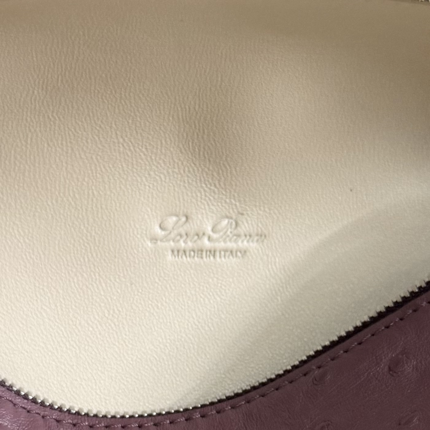 L0r0 P1ana Extra Pocket L19 Ostrich-grained Leather 11 x 19 x 6.5 cm