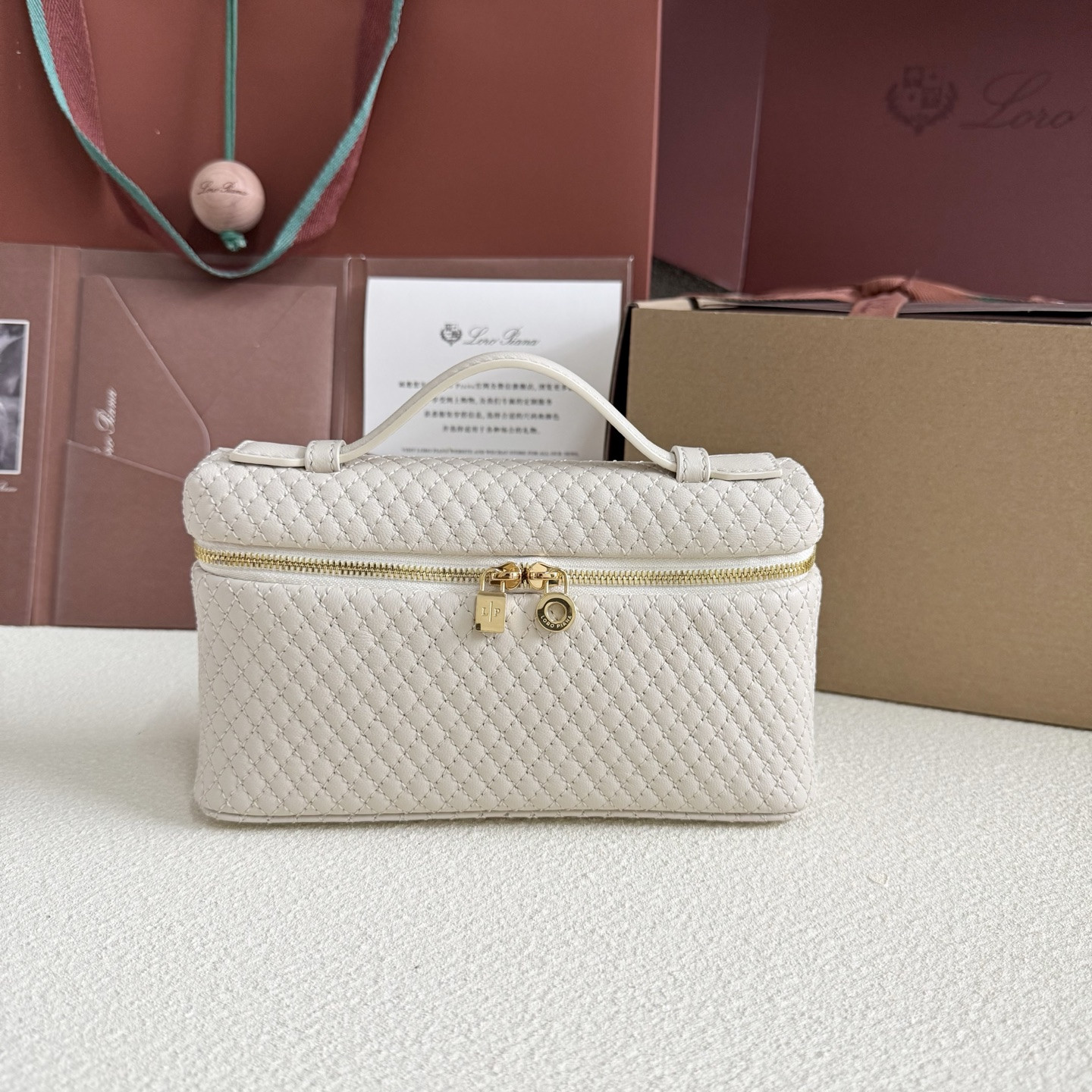 L0r0 P1ana Extra Pocket L19 Lambskin 19x11.5x7cm