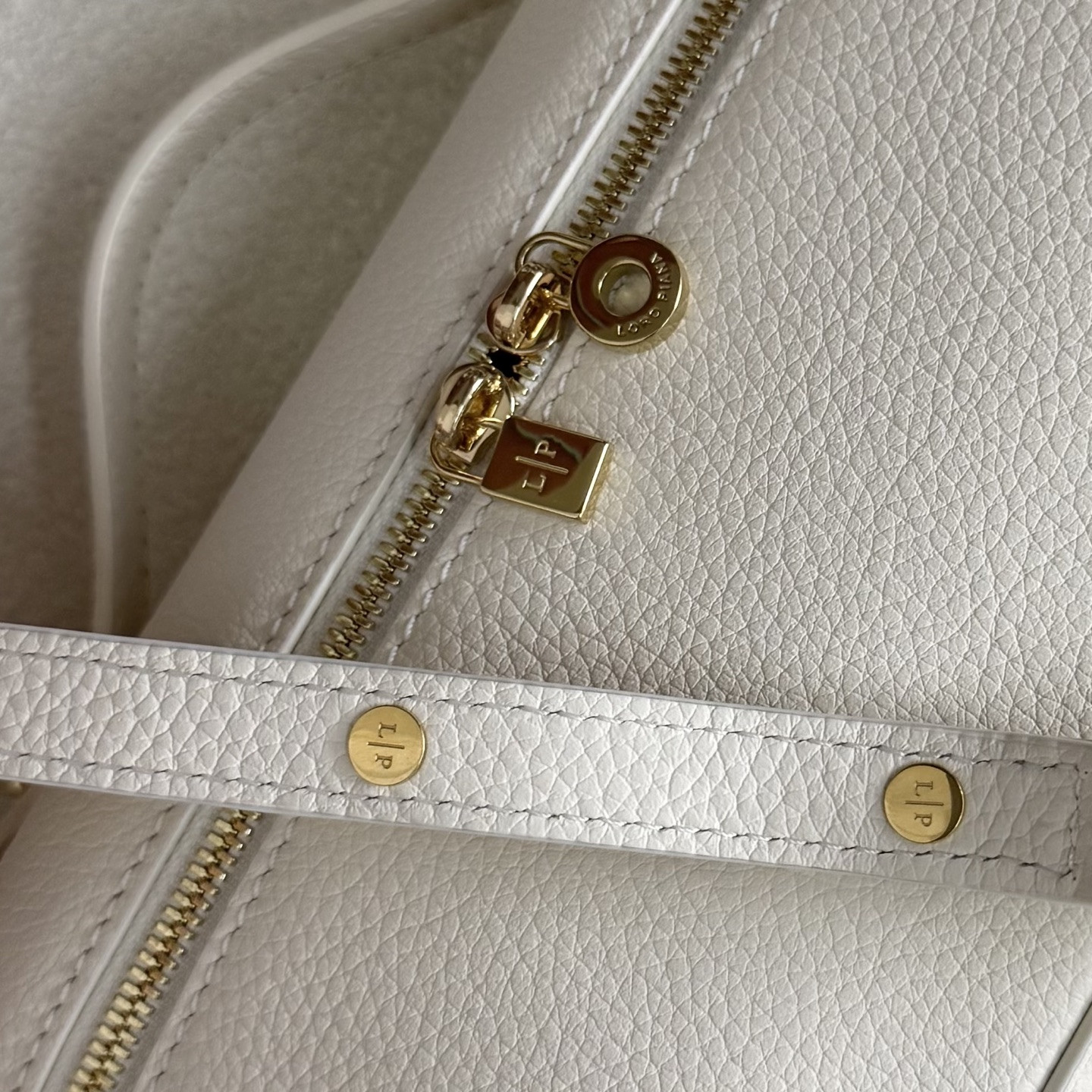 L0r0 P1ana Extra Pocket L19 Grained Calfskin 11 x 19 x 6.5 cm