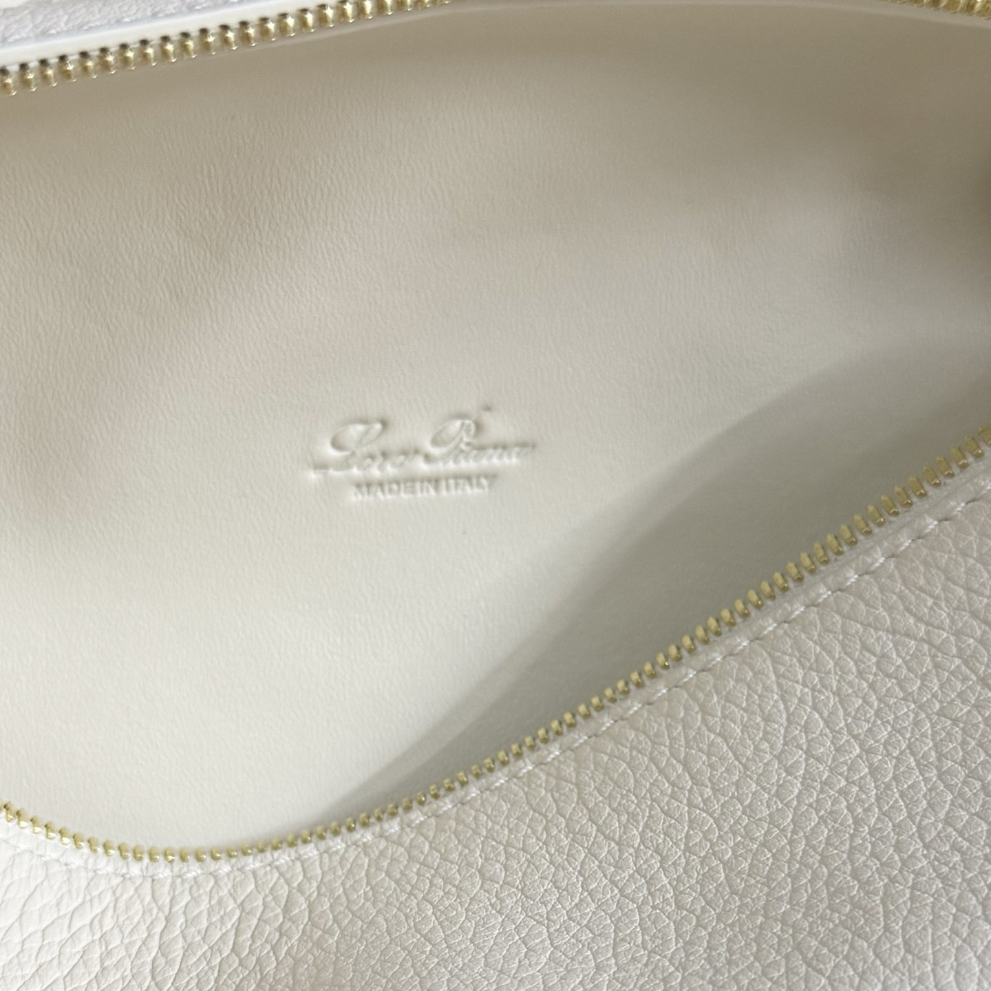 L0r0 P1ana Extra Pocket L19 Grained Calfskin 11 x 19 x 6.5 cm